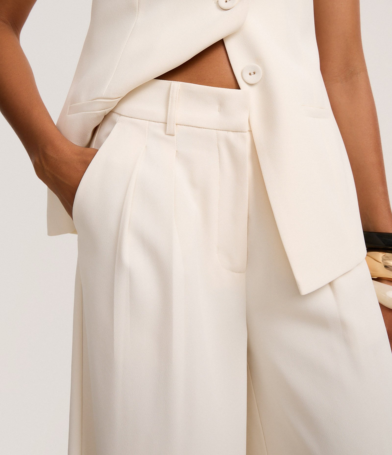 Calça Pantalona Alfaiatada com Pregas Bege 4