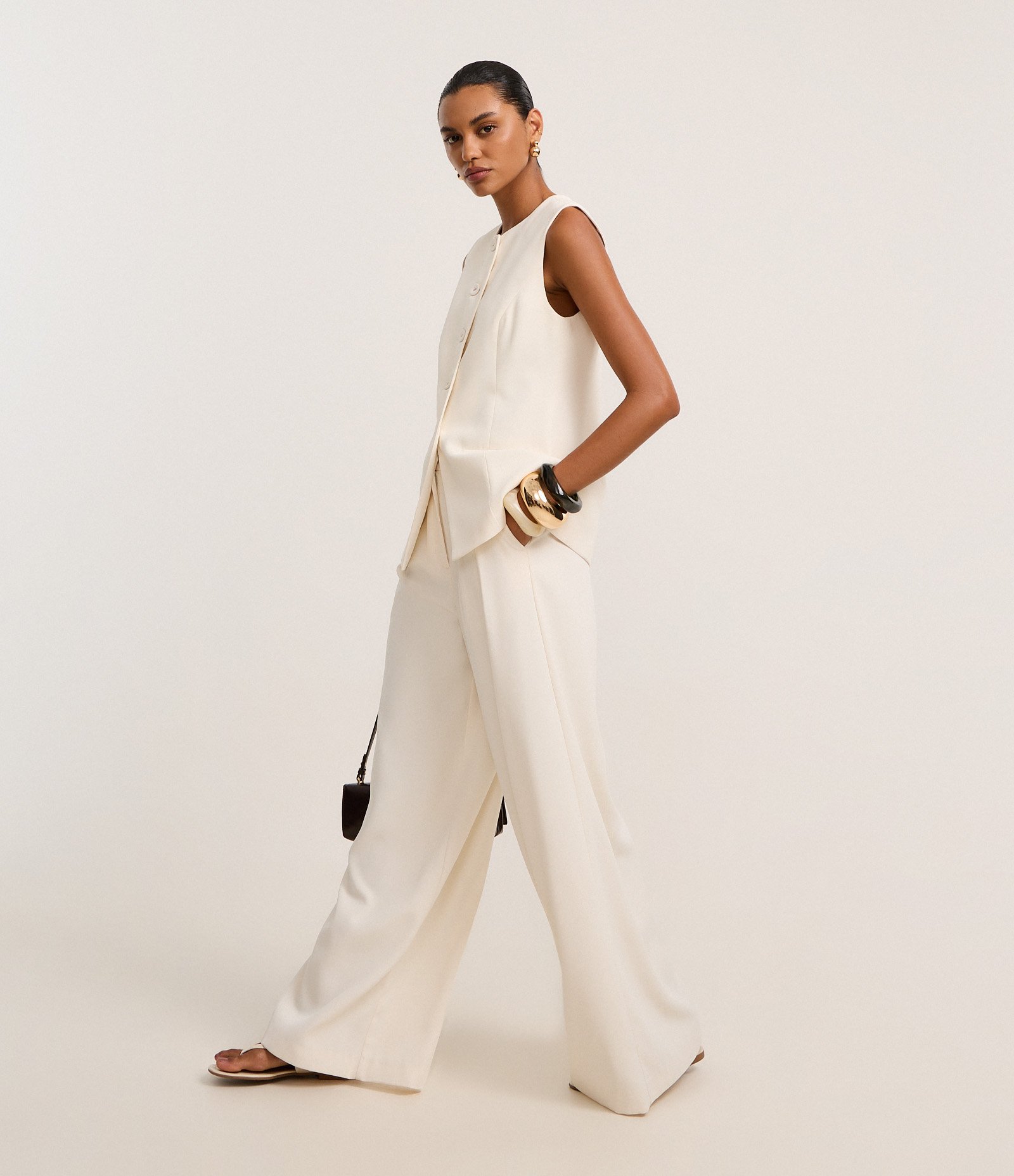 Calça Pantalona Alfaiatada com Pregas Bege 5