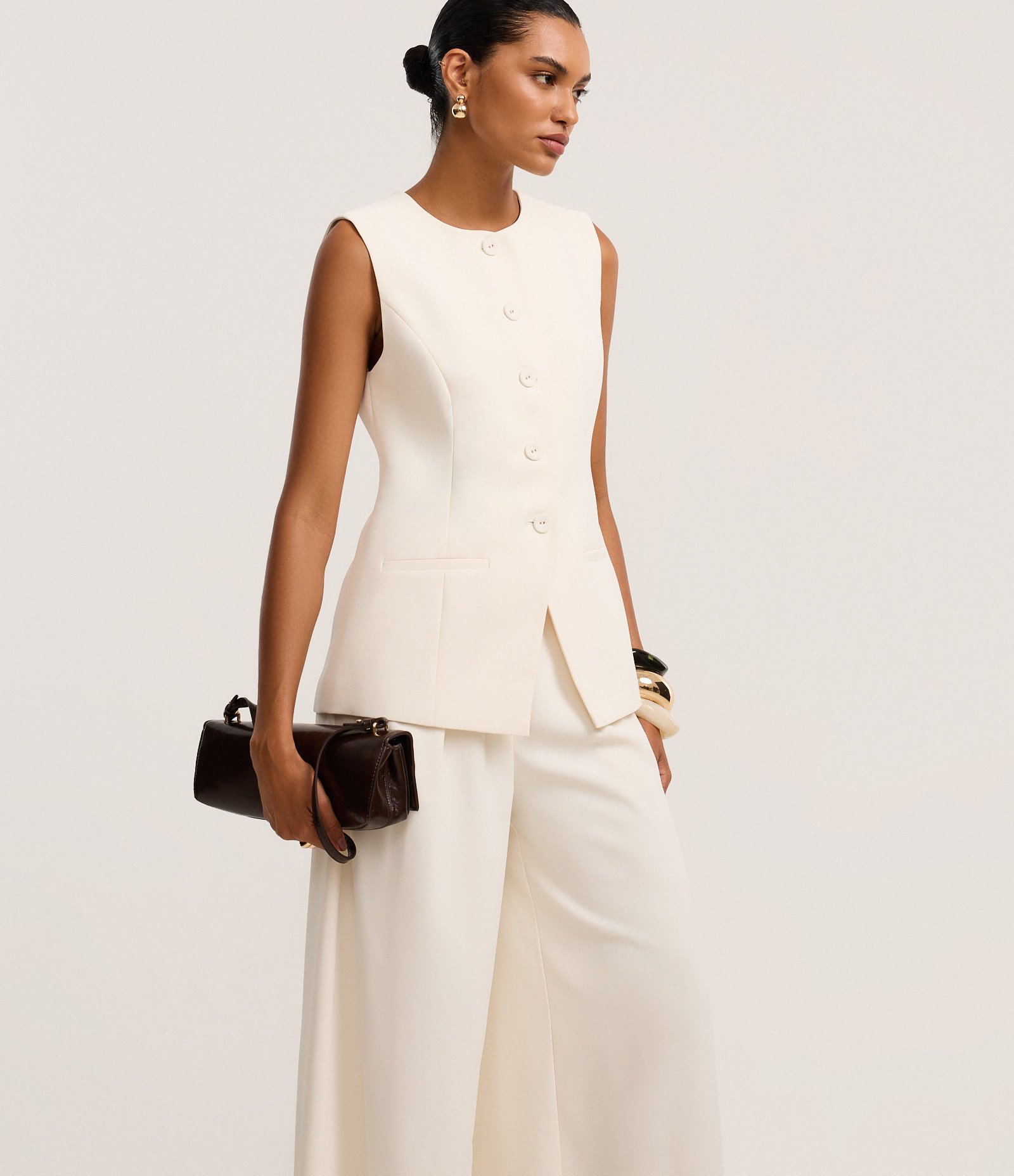 Calça Pantalona Alfaiatada com Pregas Bege 6