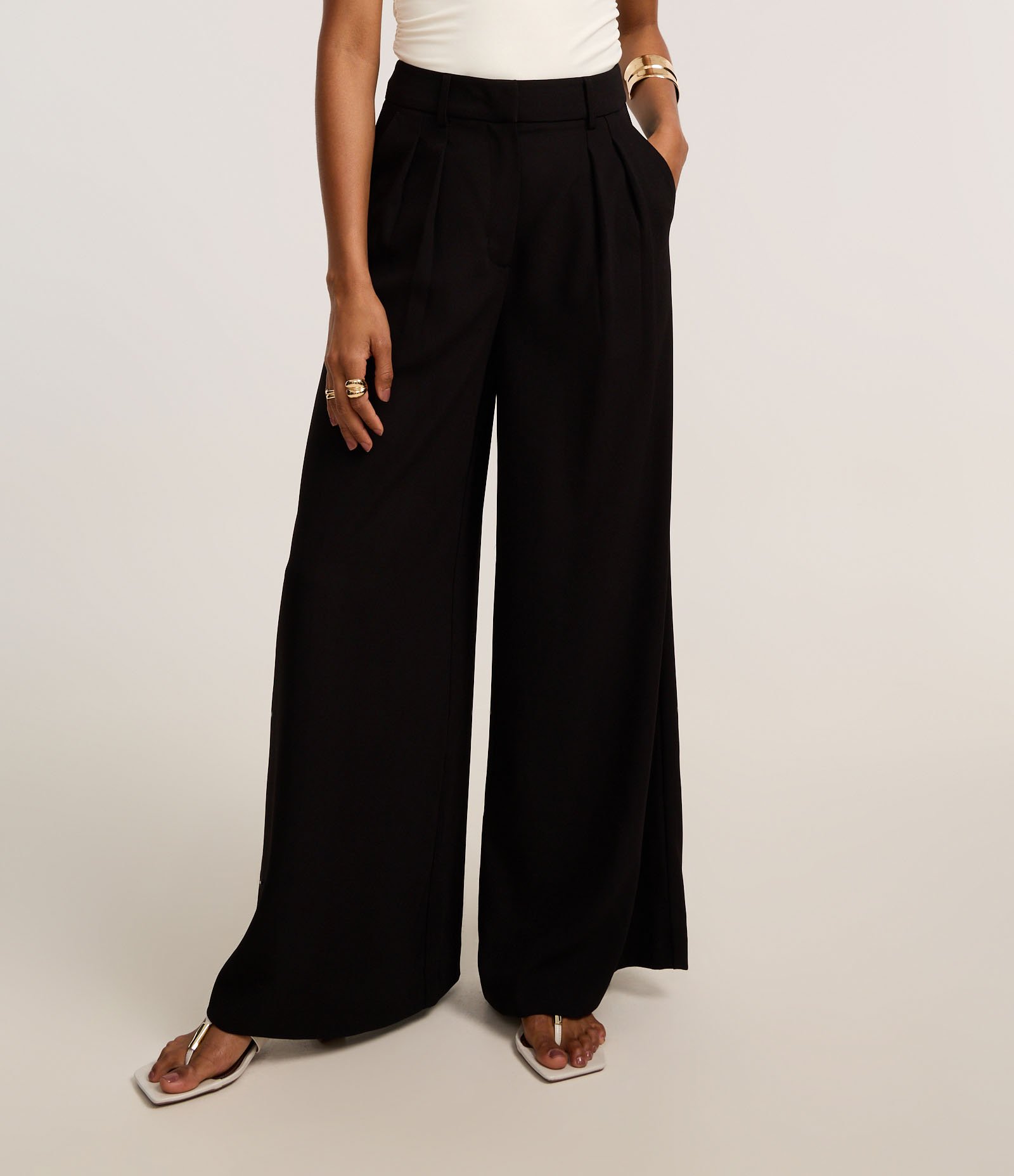 Calça Pantalona Alfaiatada com Pregas Preto 3