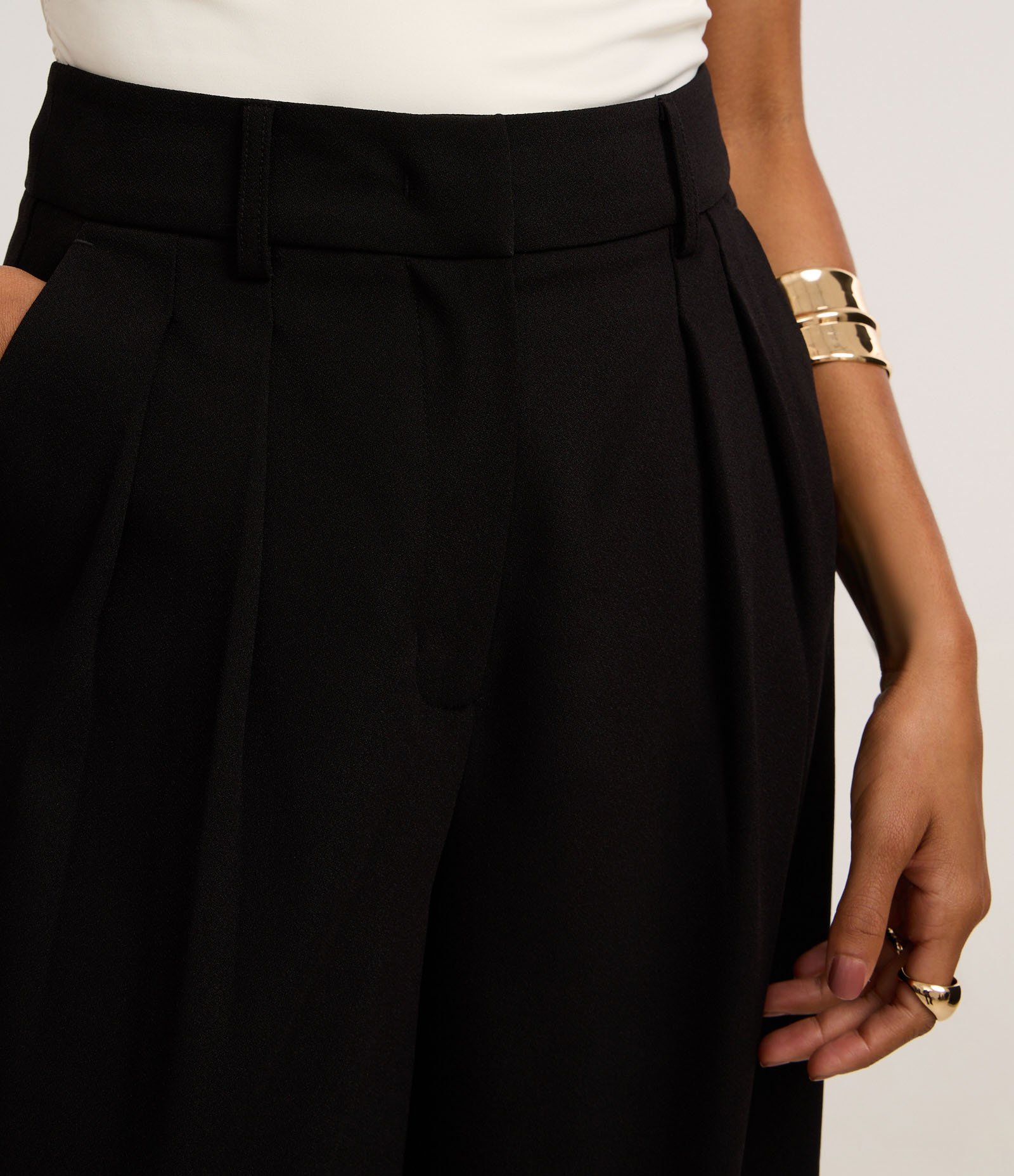 Calça Pantalona Alfaiatada com Pregas Preto 4