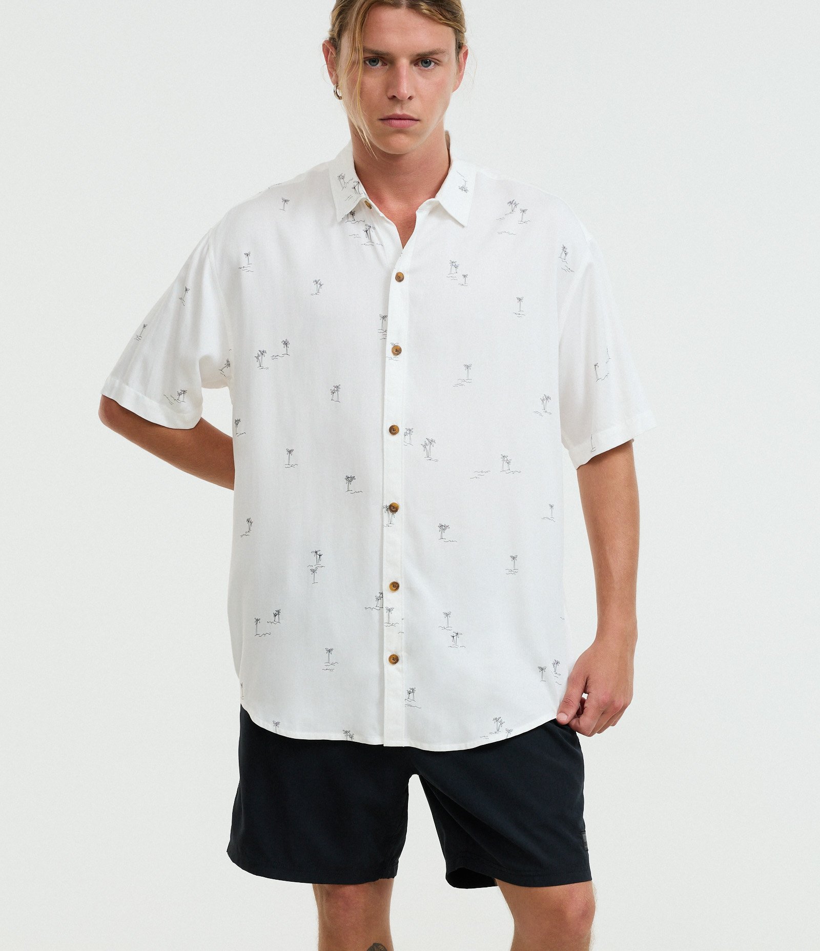 Camisa Relaxed em Viscose com Estampa de Coqueiros Branco 1