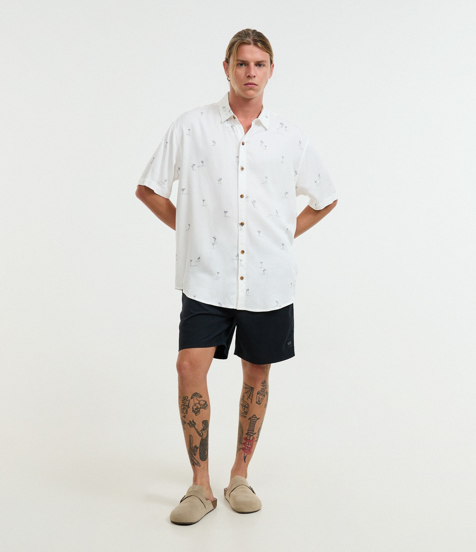 Camisa Relaxed em Viscose com Estampa de Coqueiros Branco 2