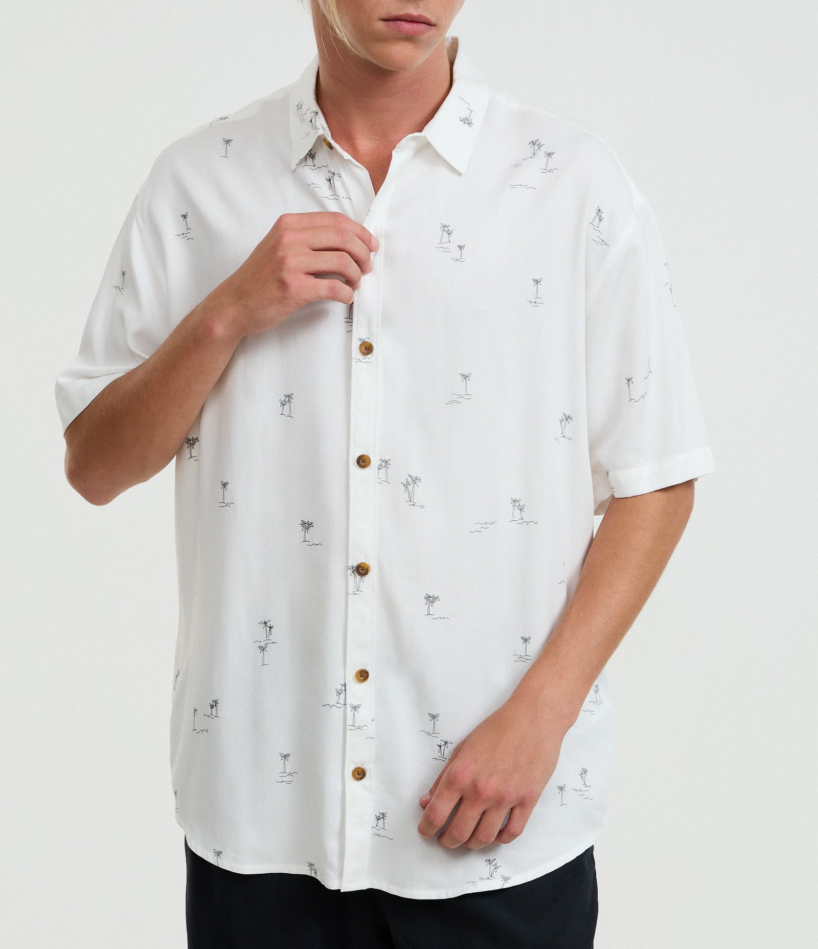 Camisa Relaxed em Viscose com Estampa de Coqueiros Branco 3