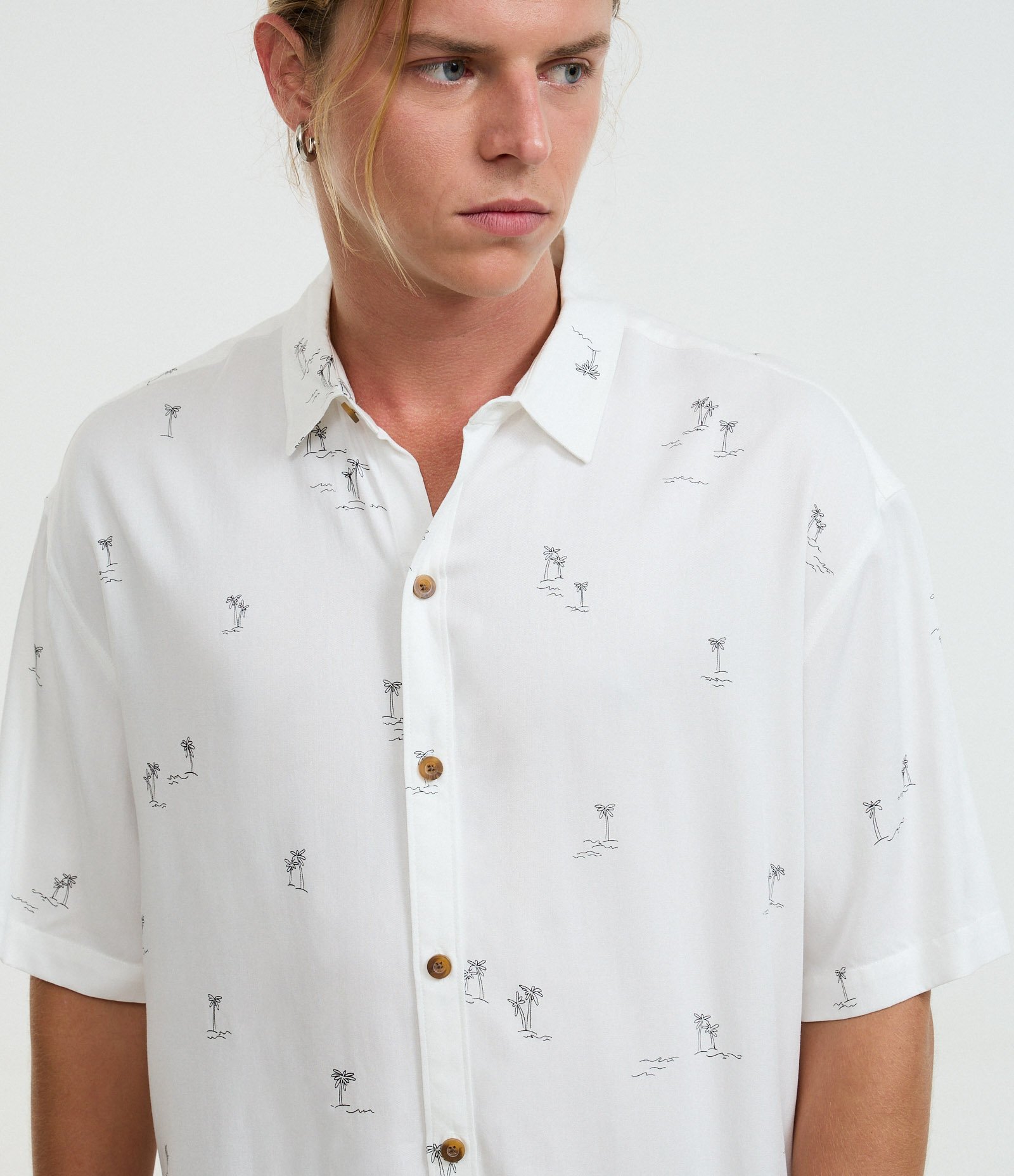 Camisa Relaxed em Viscose com Estampa de Coqueiros Branco 4