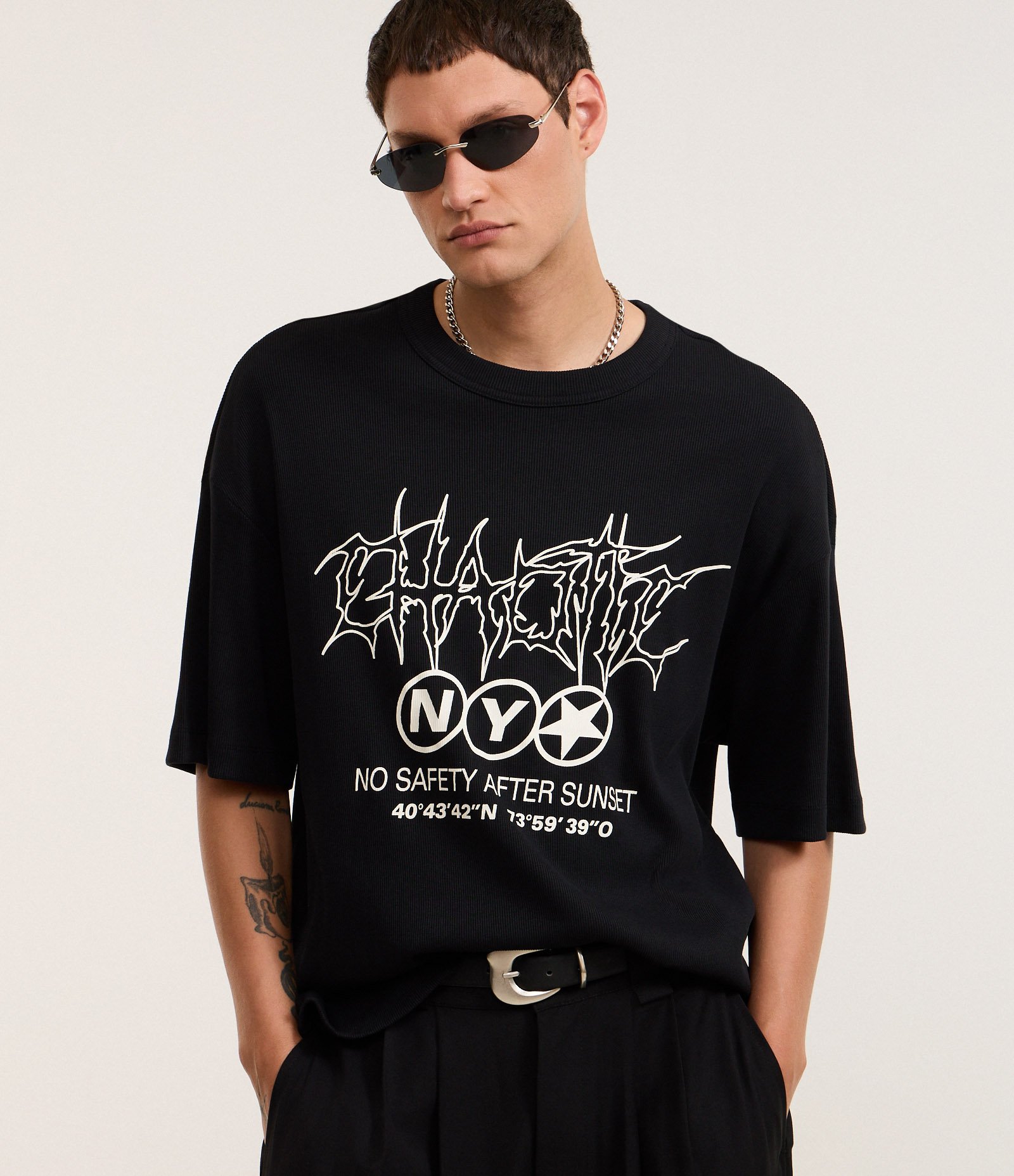 Camiseta Oversized em Algodão com Textura e Lettering Gothic Preto 1