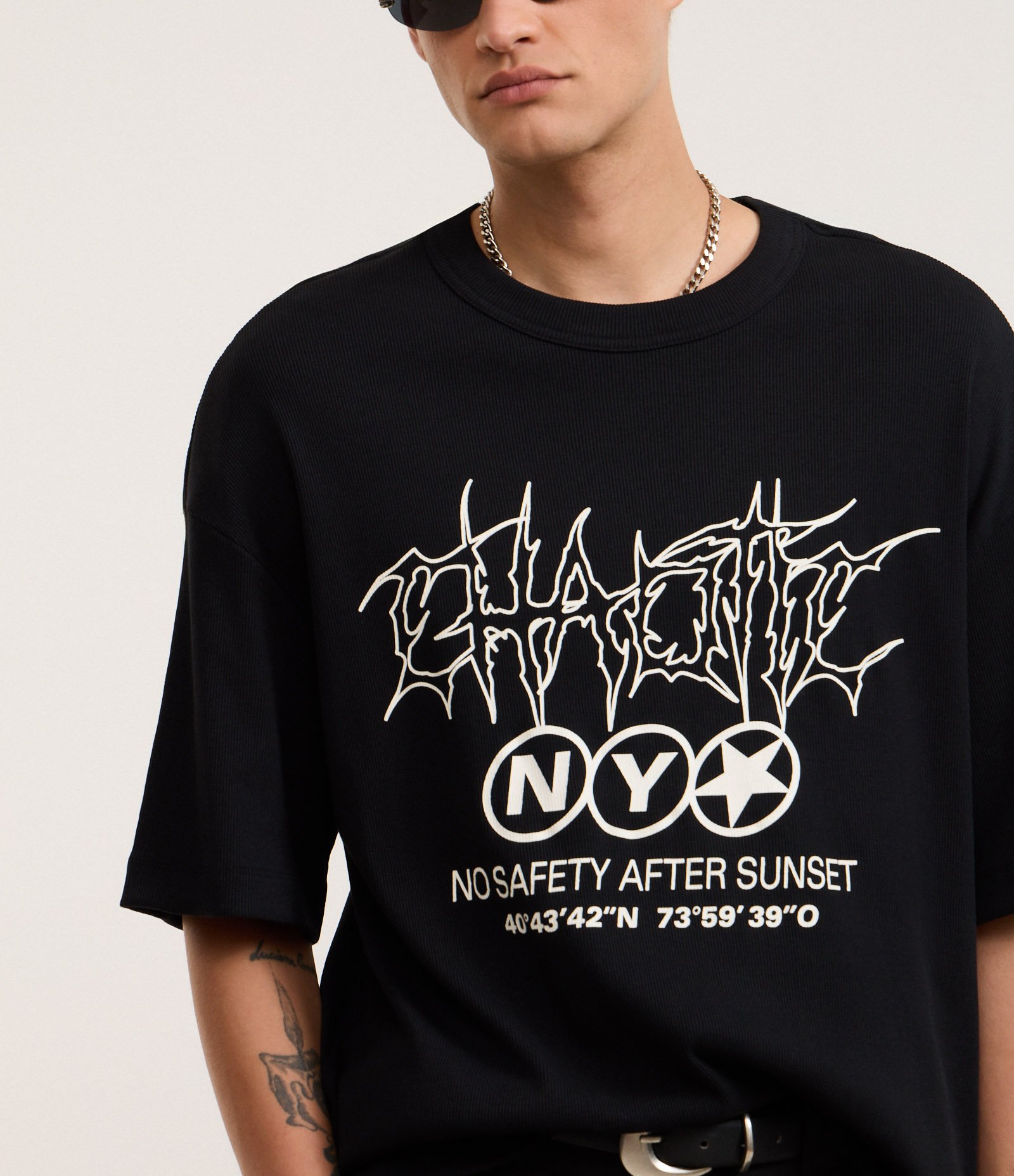 Camiseta Oversized em Algodão com Textura e Lettering Gothic Preto 4
