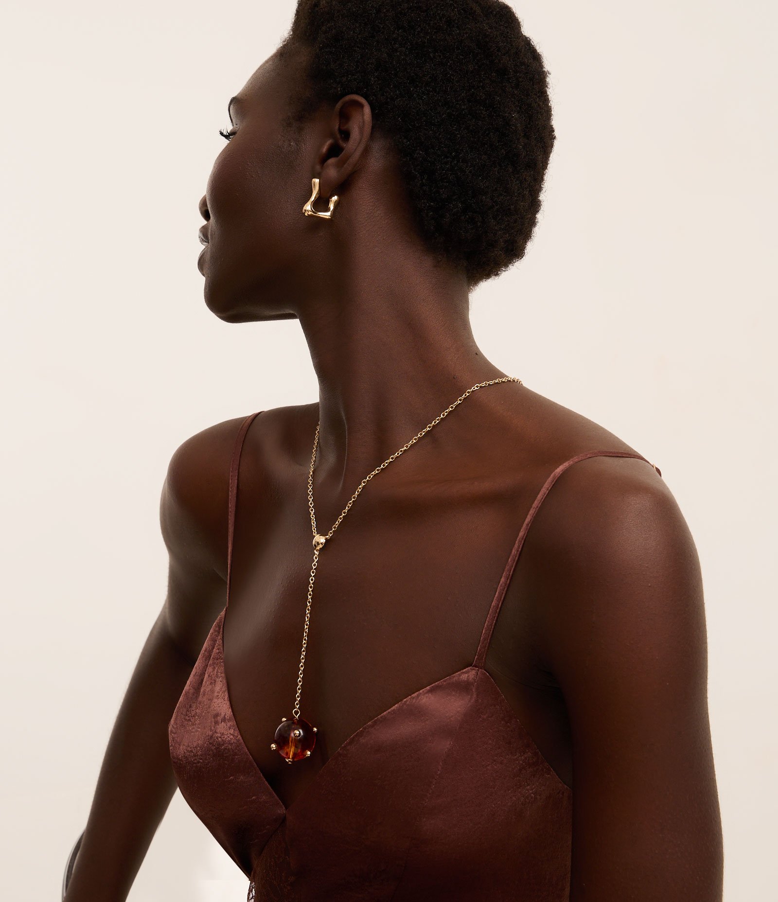 Conjunto de Colar Gravata com Pingente Esfera e Brinco Argola Orgânica Dourado 1