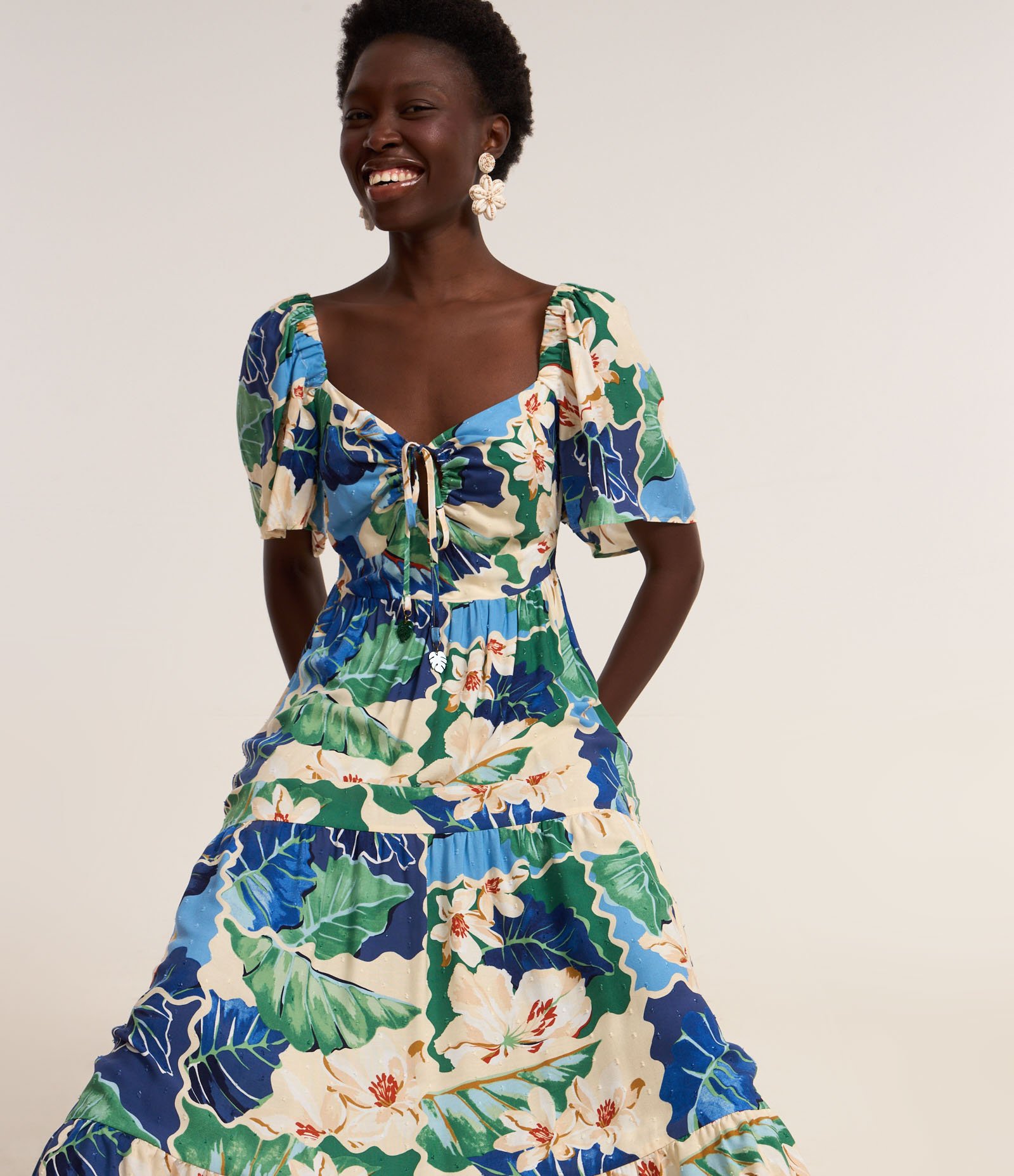 Vestido Longo Evasê com Amarração no Decote e Estampa Floral Multicores 1