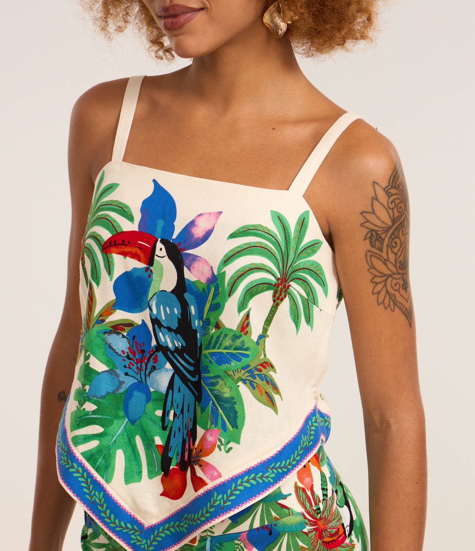 Blusa Baby Look em Viscose com Estampa de Tucano e Barra em V Bege 3