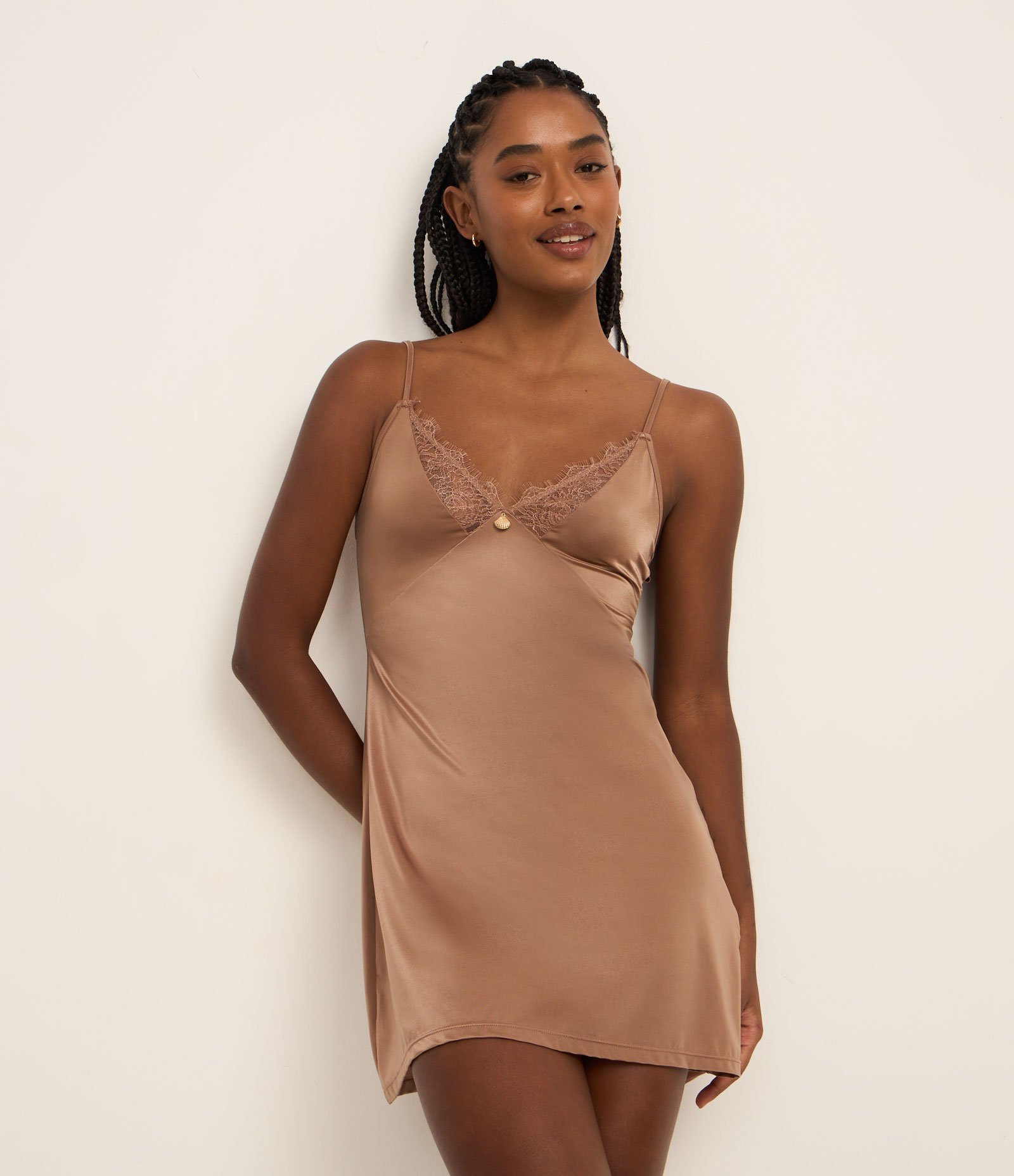 Camisola em Microfibra Acetinada com Detalhe de Renda Bege 1