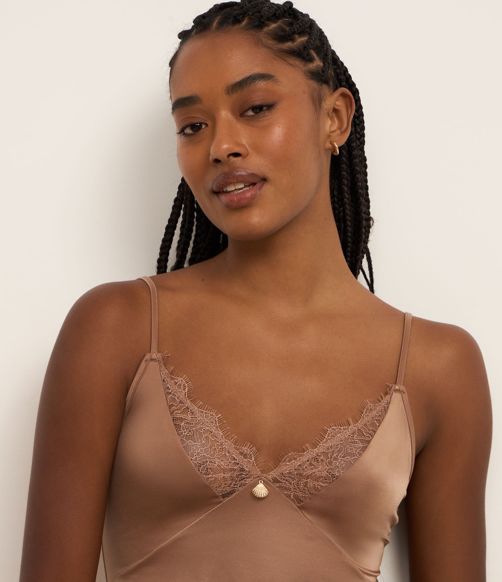 Camisola em Microfibra Acetinada com Detalhe de Renda Bege 2