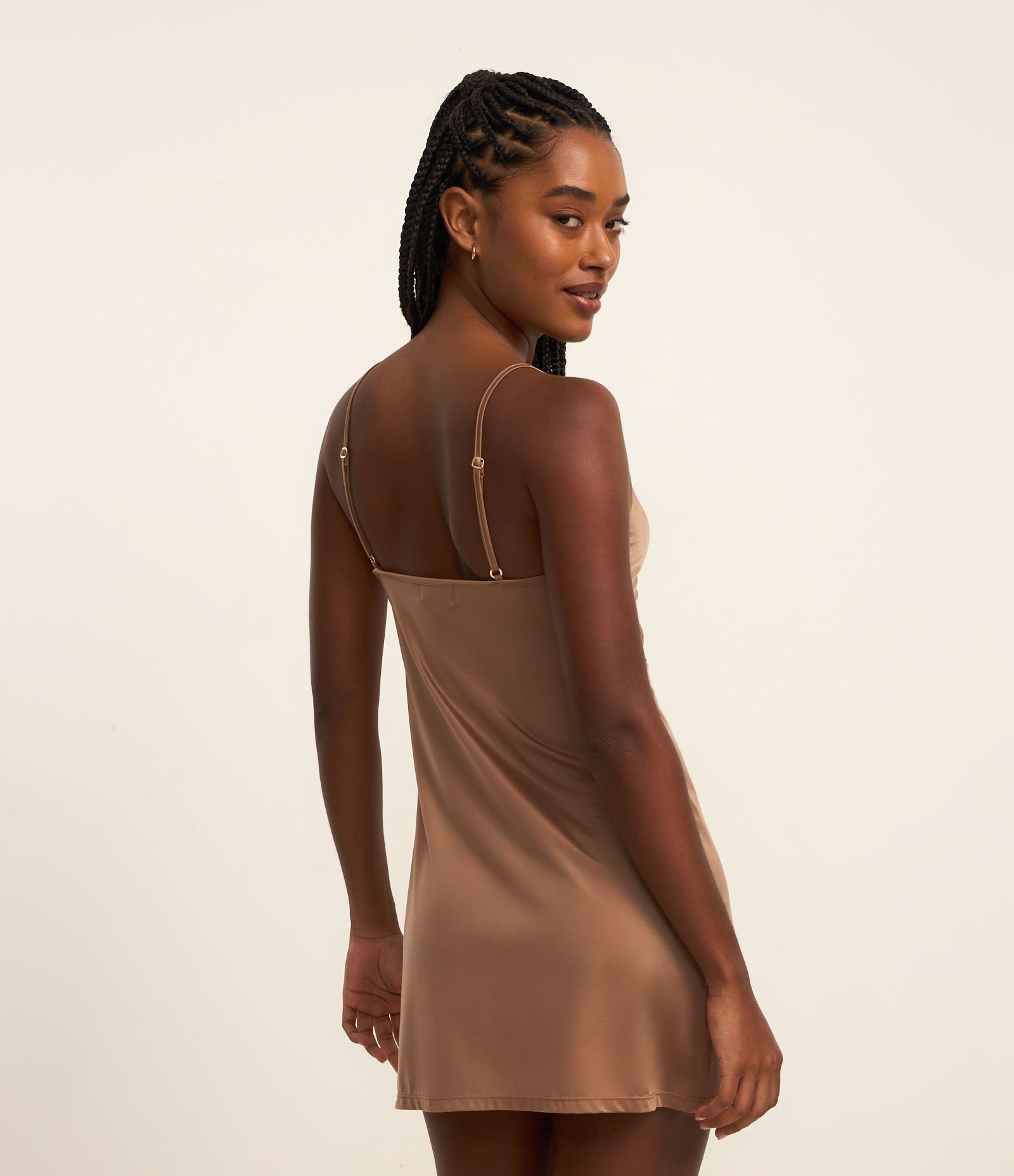 Camisola em Microfibra Acetinada com Detalhe de Renda Bege 3