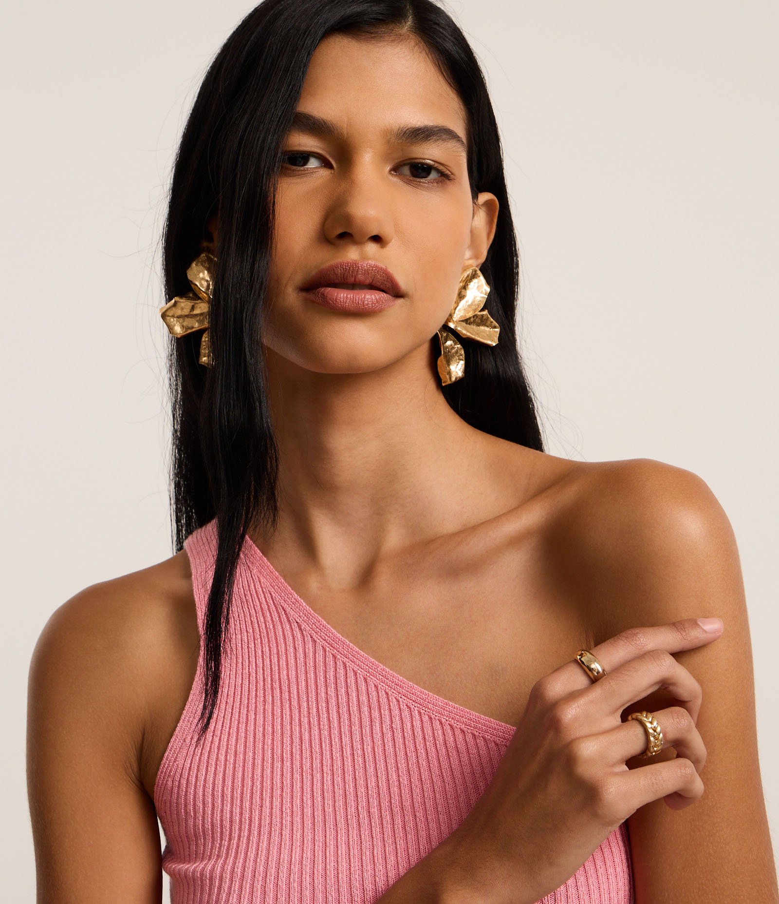 Blusa em Tricô com Decote Ombro Só e Babado na Barra Rosa 4