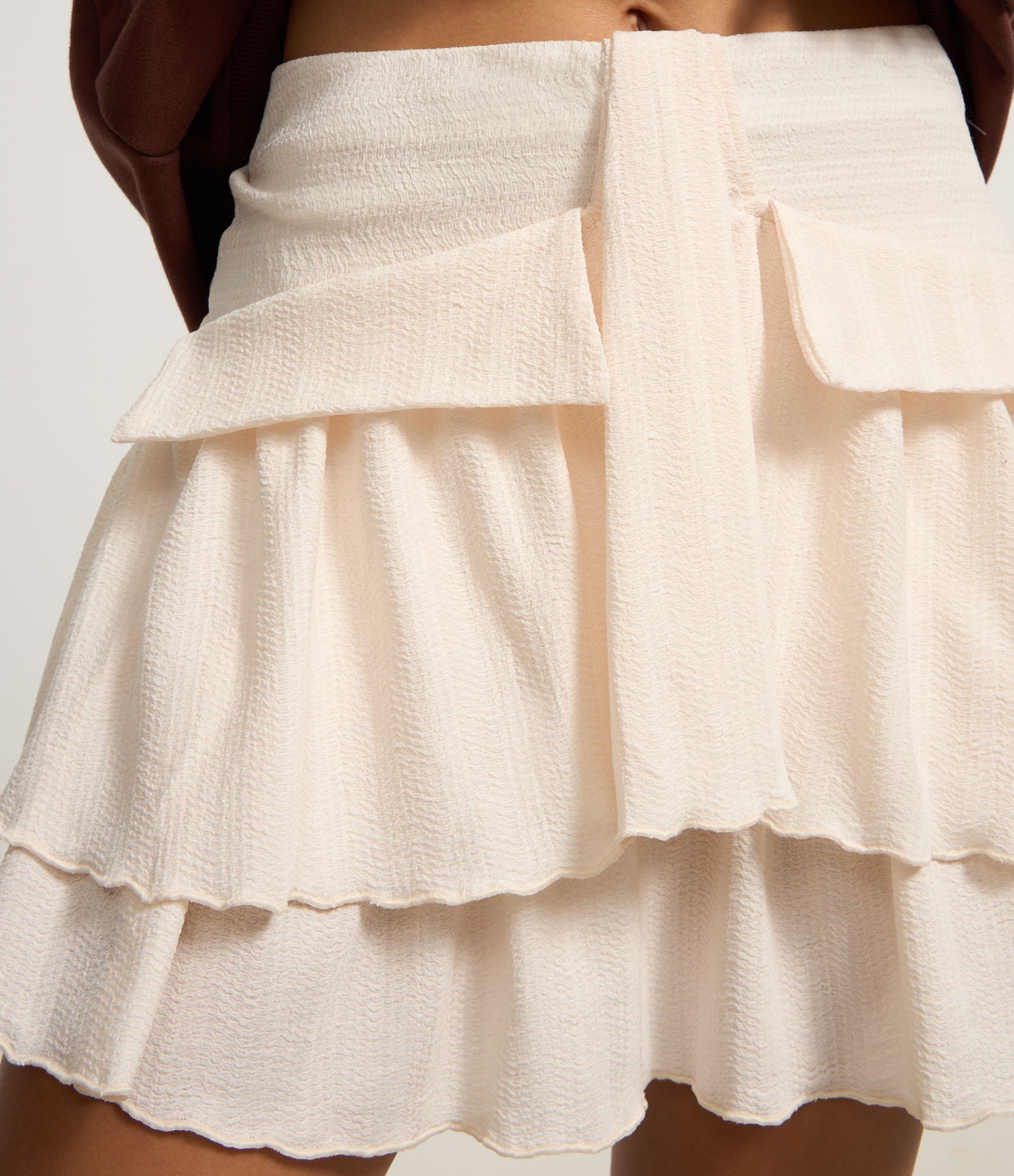 Saia Curta em Crepe com Babados e Bolsos Off White 4