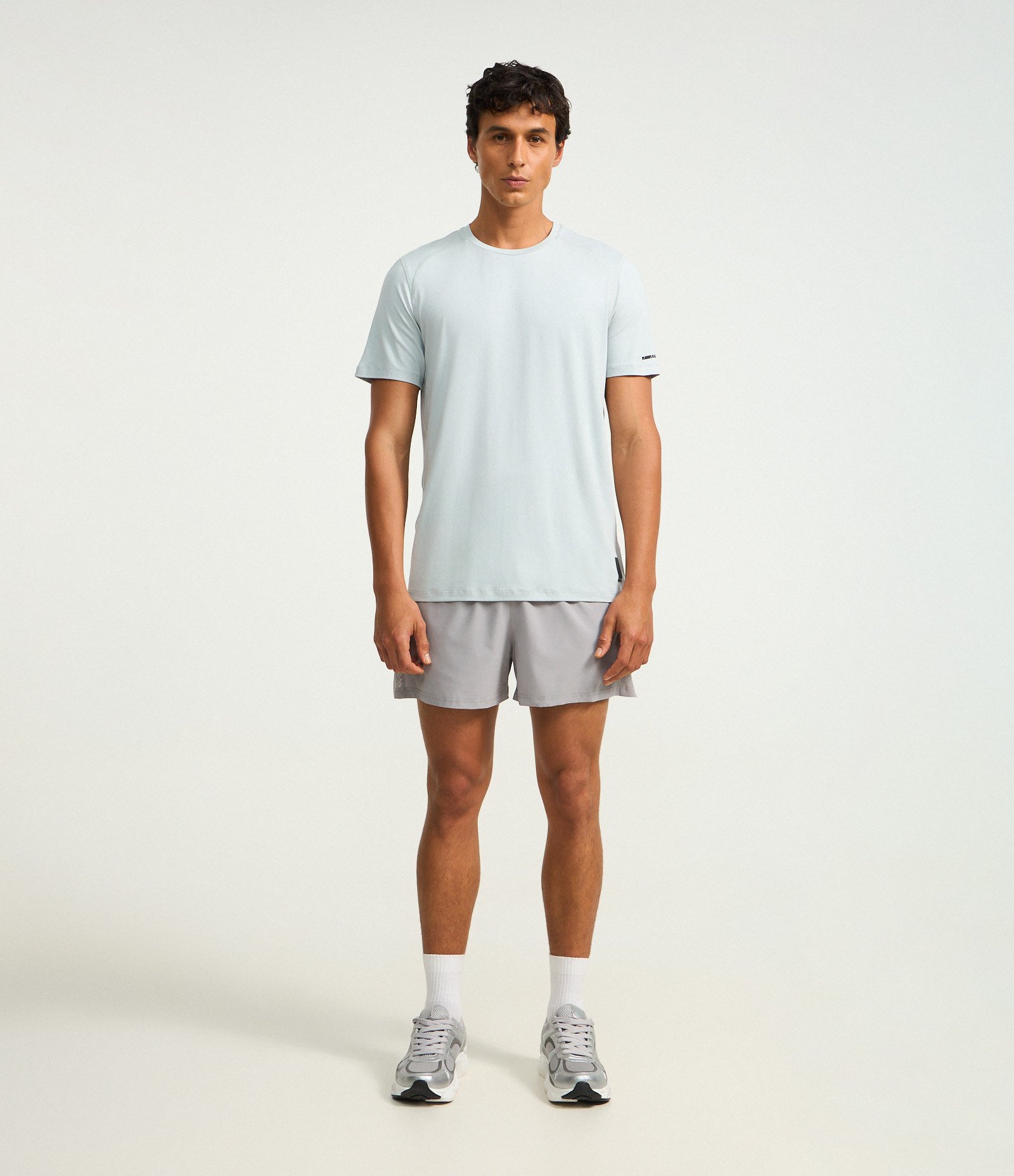 Camiseta Regular Esportiva em Tecnologia Dry com Etiqueta na Barra Cinza 2
