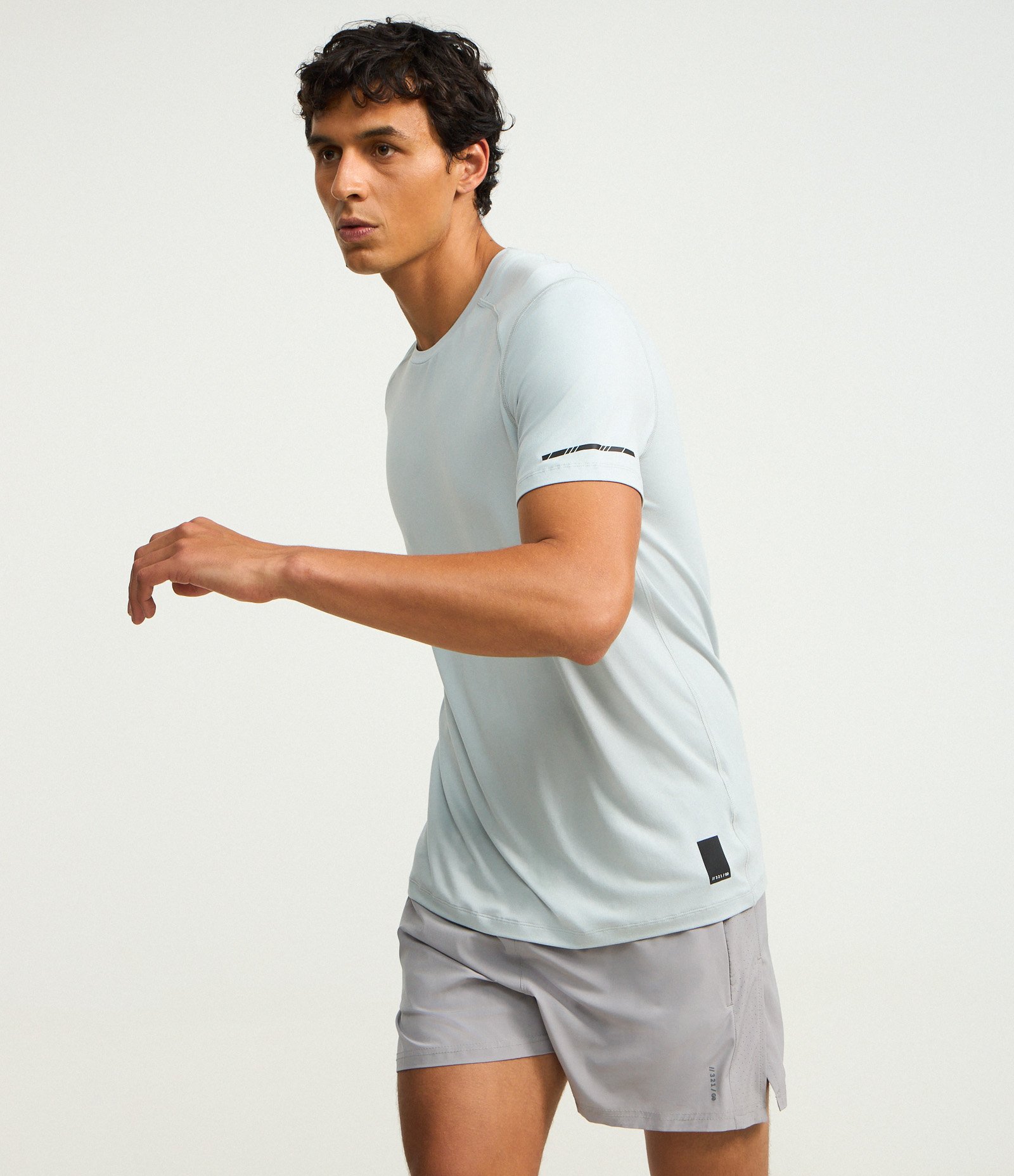 Camiseta Regular Esportiva em Tecnologia Dry com Etiqueta na Barra Cinza 5