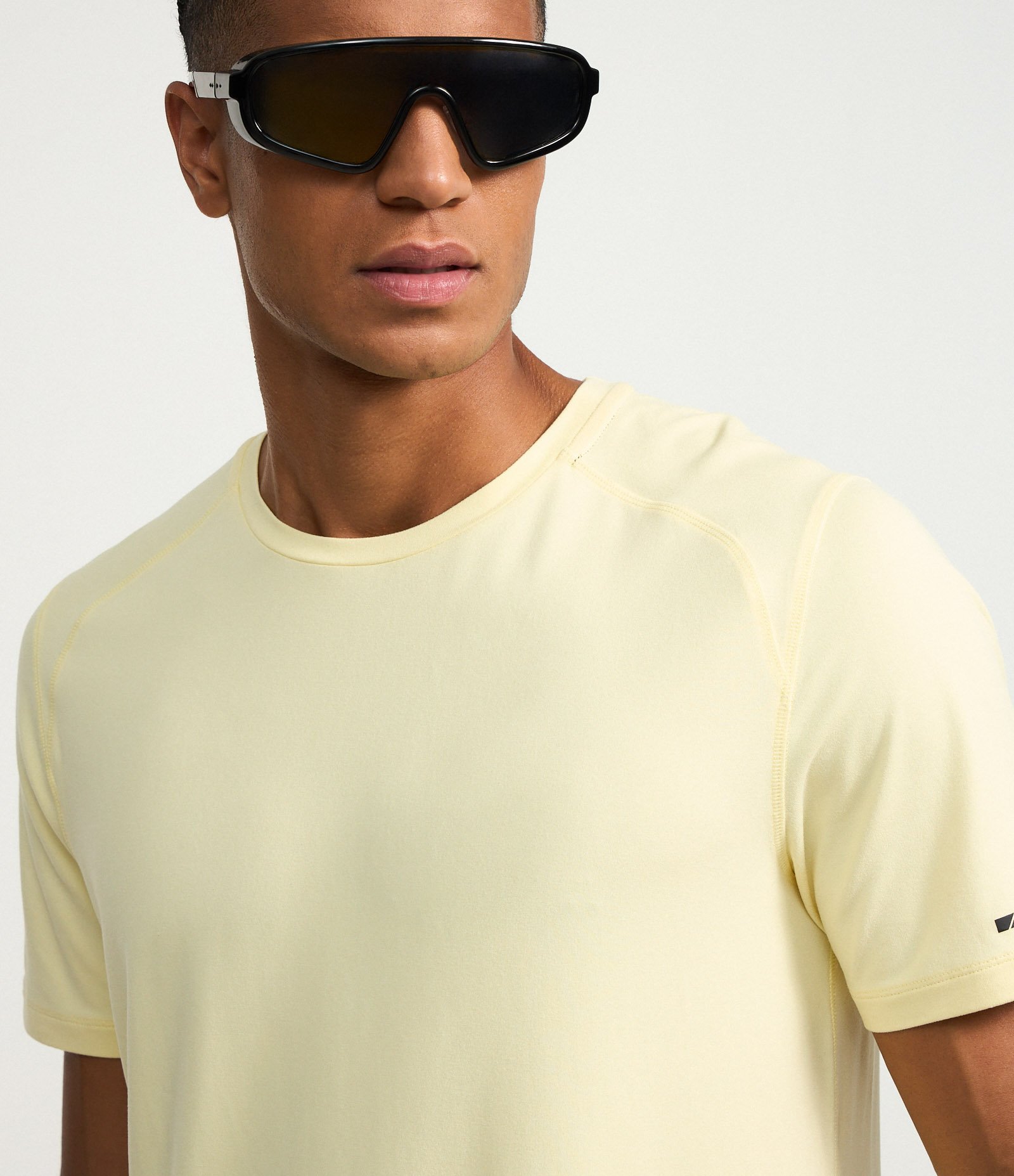 Camiseta Regular Esportiva em Tecnologia Dry com Etiqueta na Barra Amarelo 8