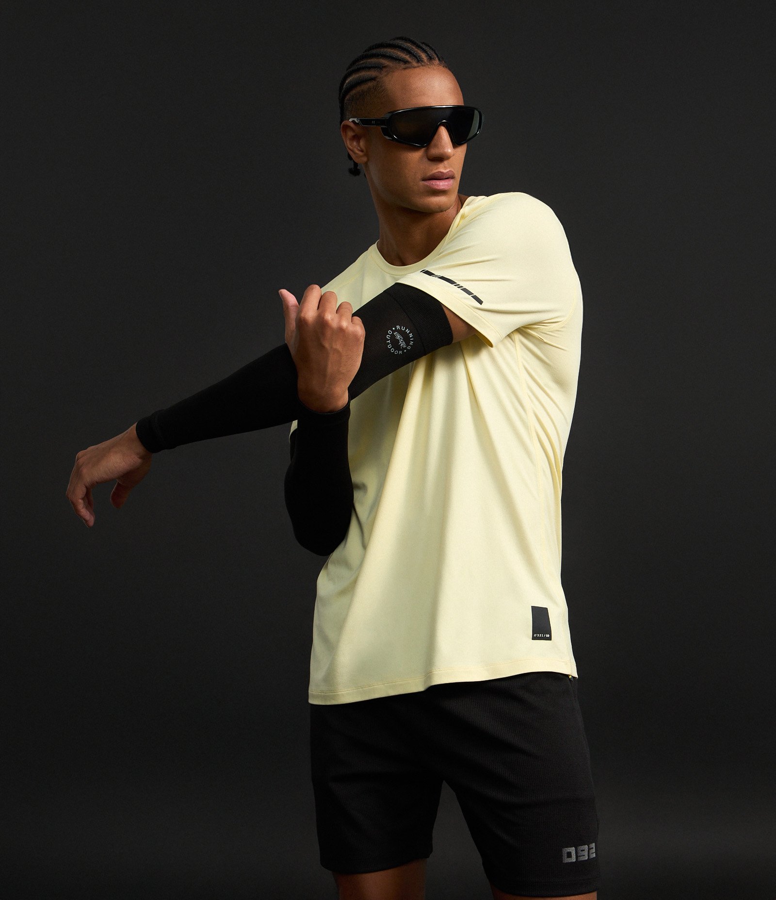 Camiseta Regular Esportiva em Tecnologia Dry com Etiqueta na Barra Amarelo 1