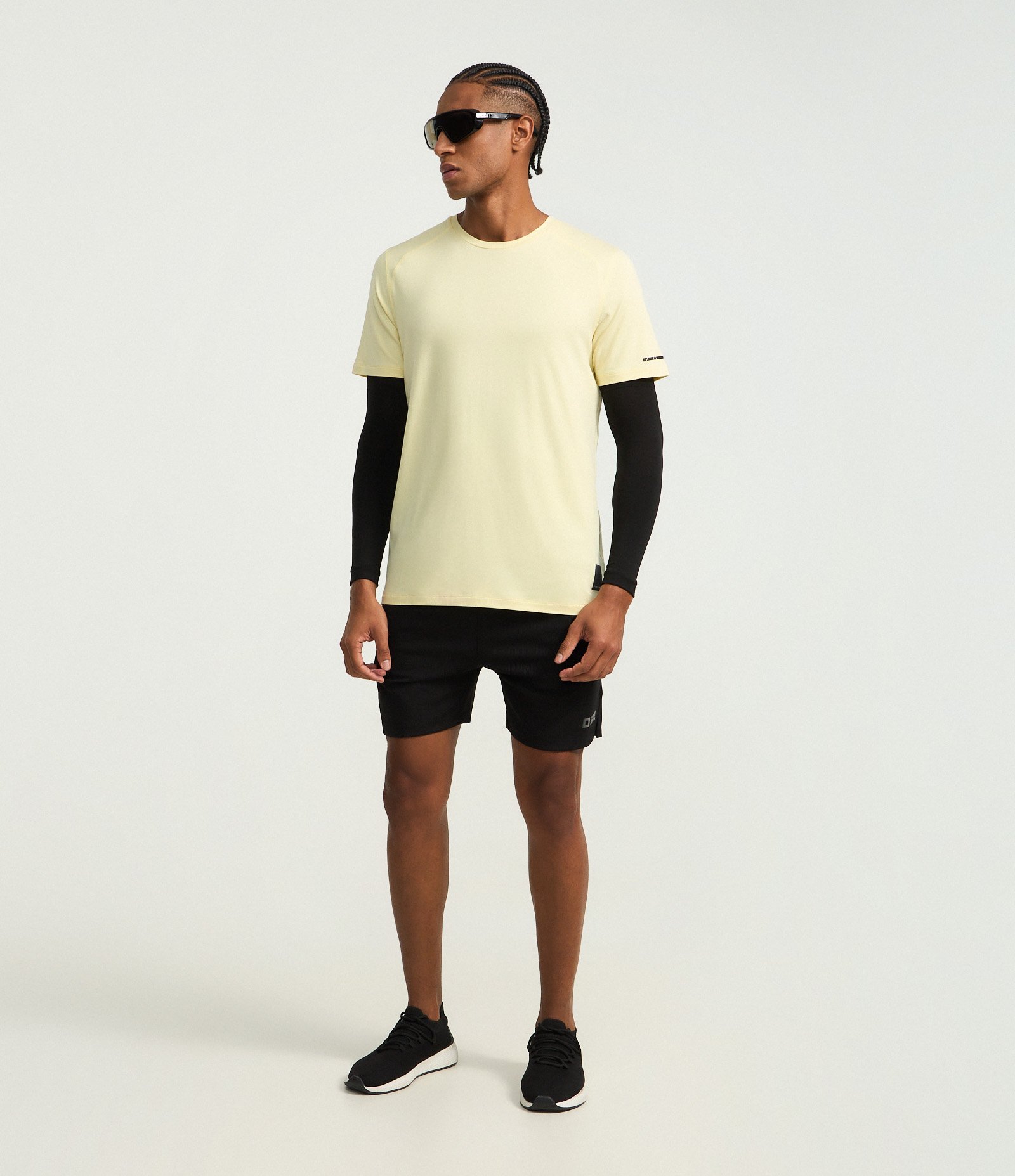 Camiseta Regular Esportiva em Tecnologia Dry com Etiqueta na Barra Amarelo 2