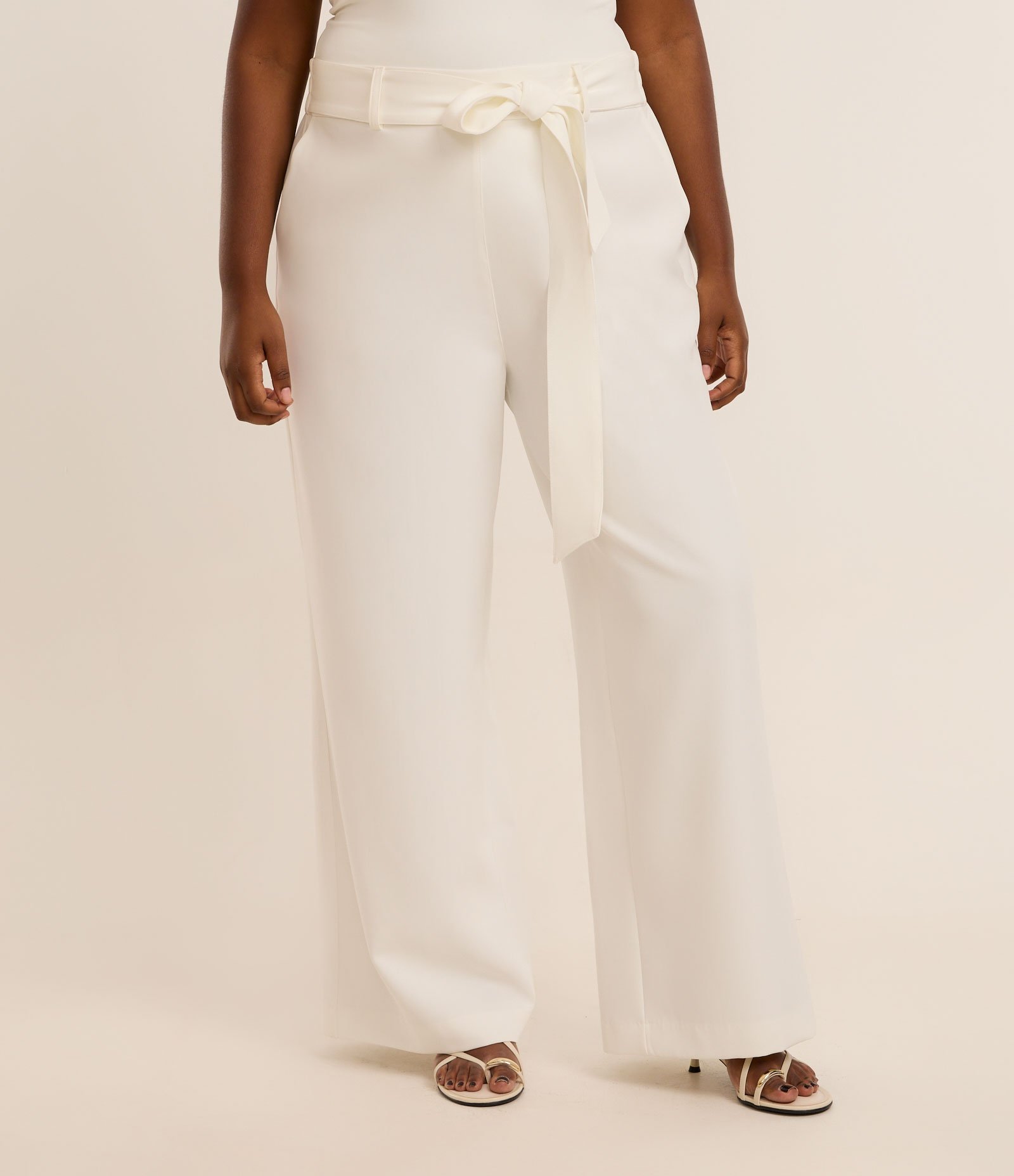 Calça Pantalona Alfaiataria com Amarração no Cós Curve & Plus Size Branco 2