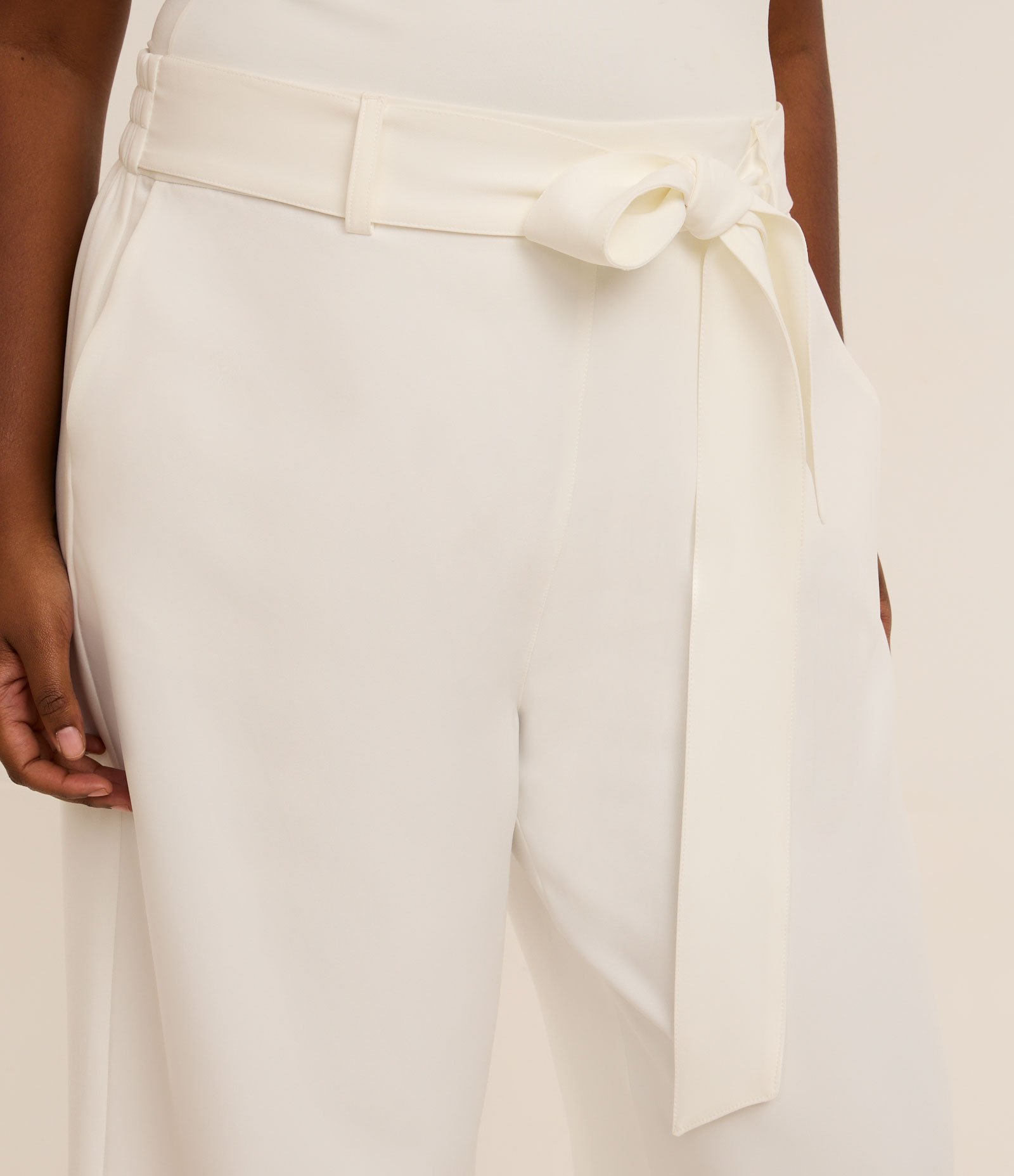 Calça Pantalona Alfaiataria com Amarração no Cós Curve & Plus Size Branco 3