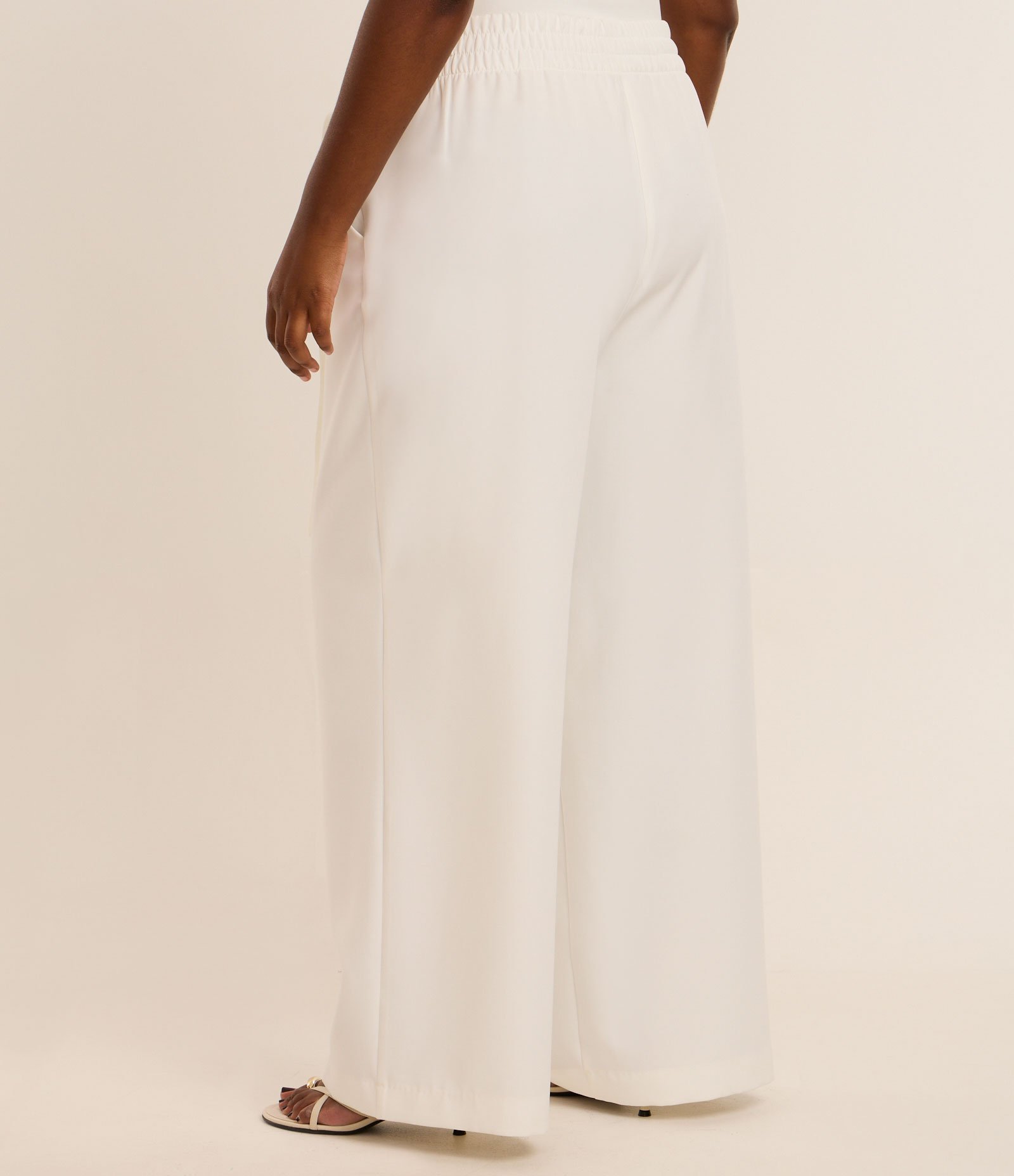 Calça Pantalona Alfaiataria com Amarração no Cós Curve & Plus Size Branco 4