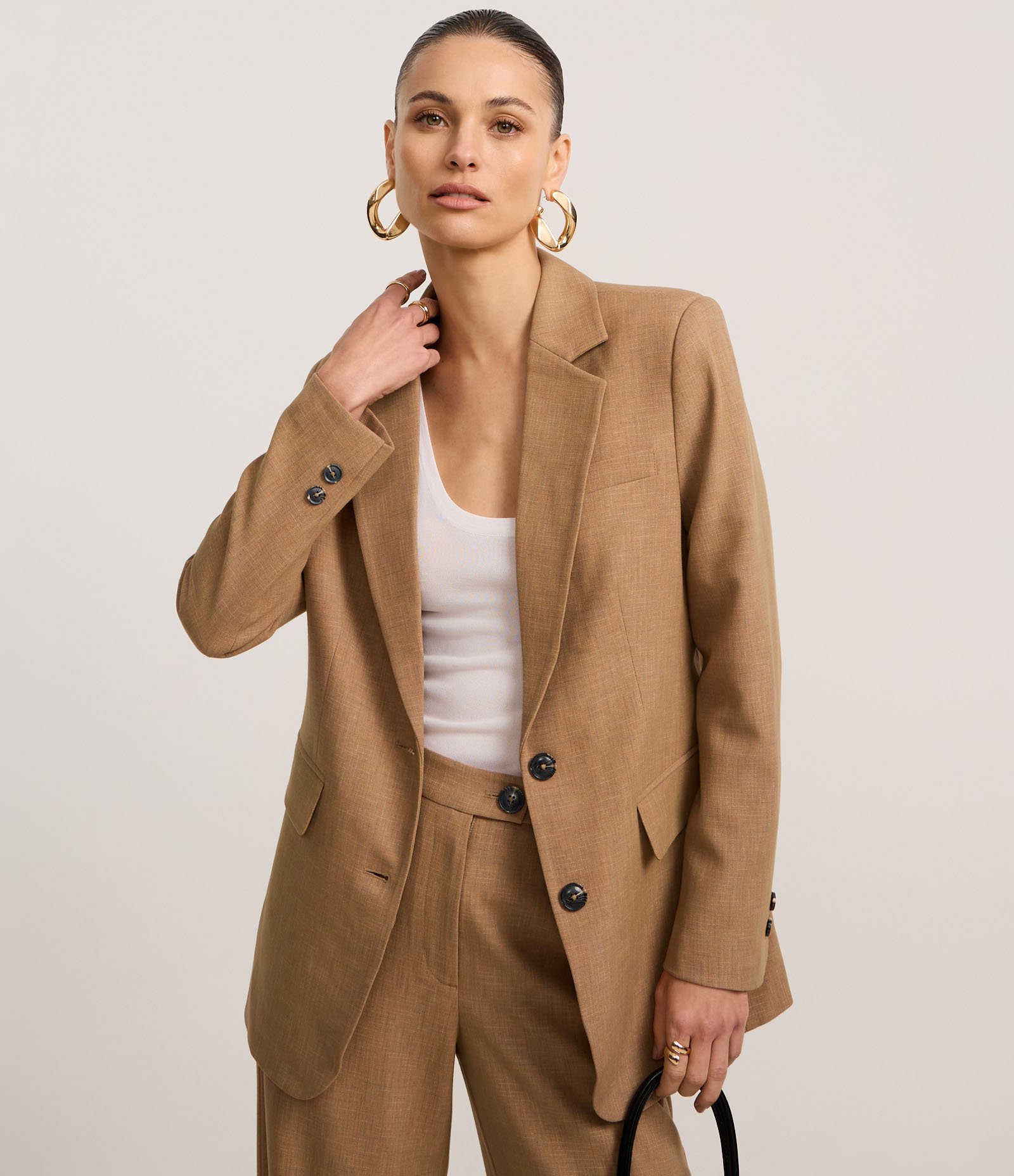 Blazer Comfort Alfaiatado com Lapelas e Linhas Pontilhadas Bege Escuro 1