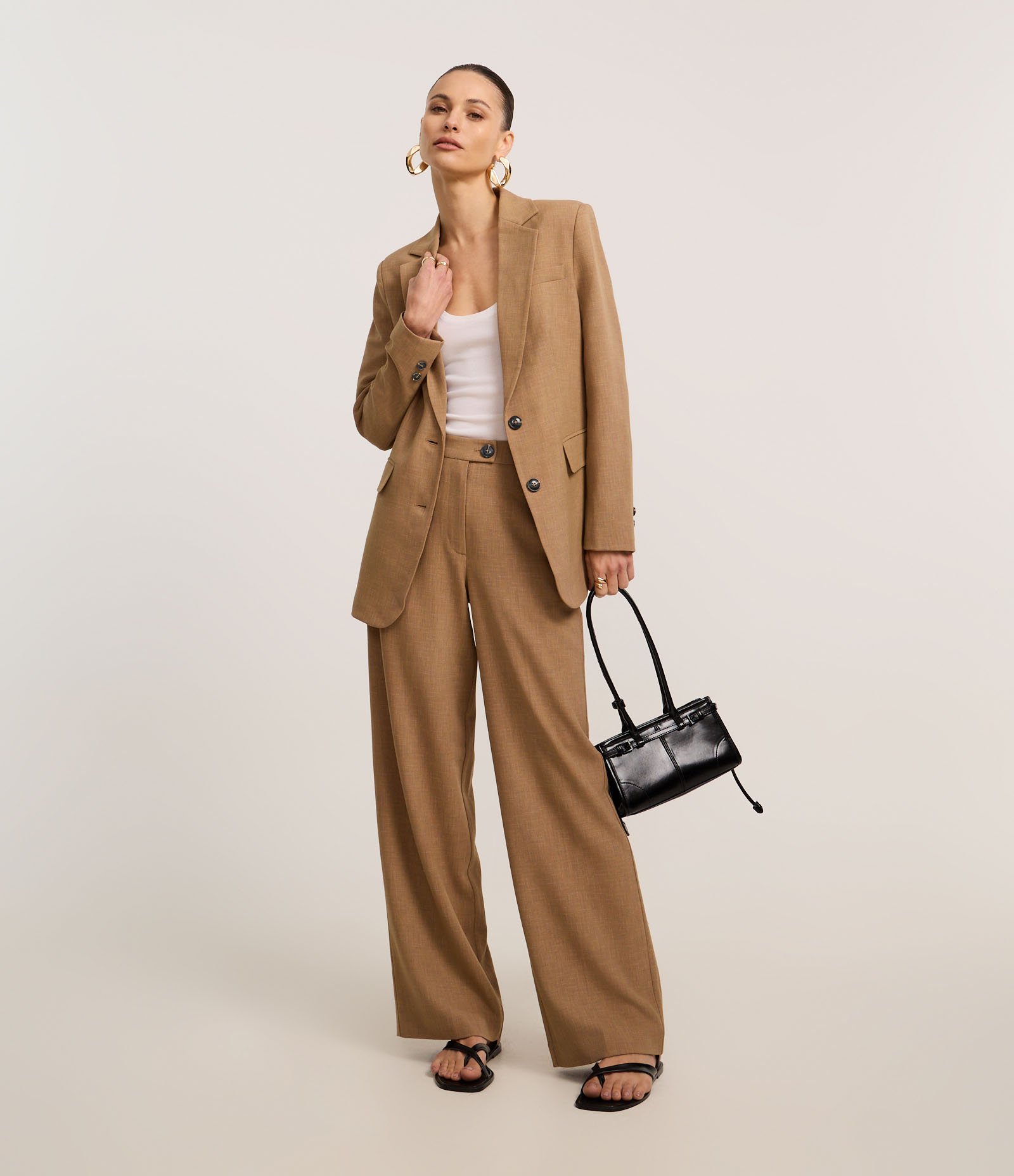 Blazer Comfort Alfaiatado com Lapelas e Linhas Pontilhadas Bege Escuro 2