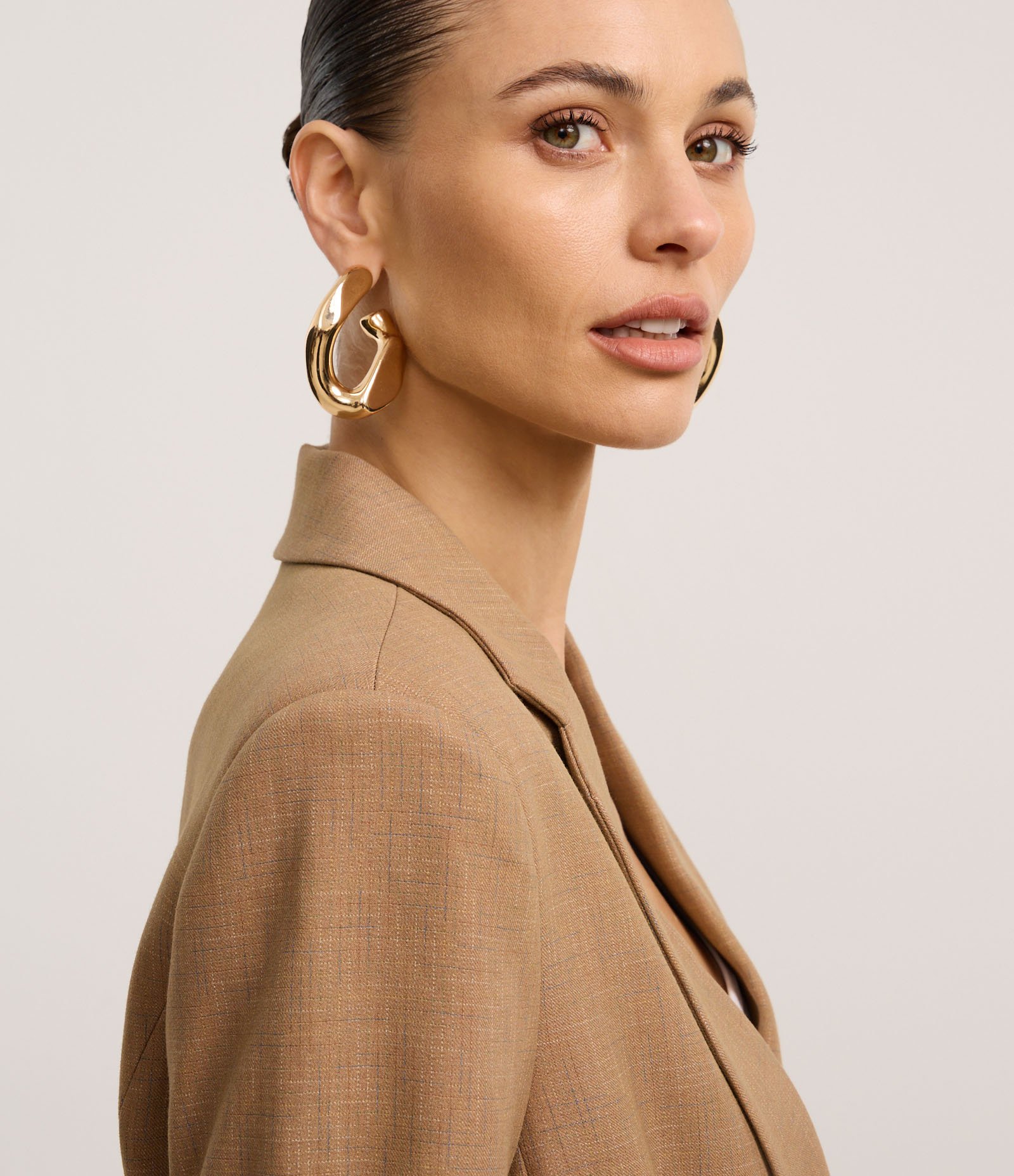 Blazer Comfort Alfaiatado com Lapelas e Linhas Pontilhadas Bege Escuro 3