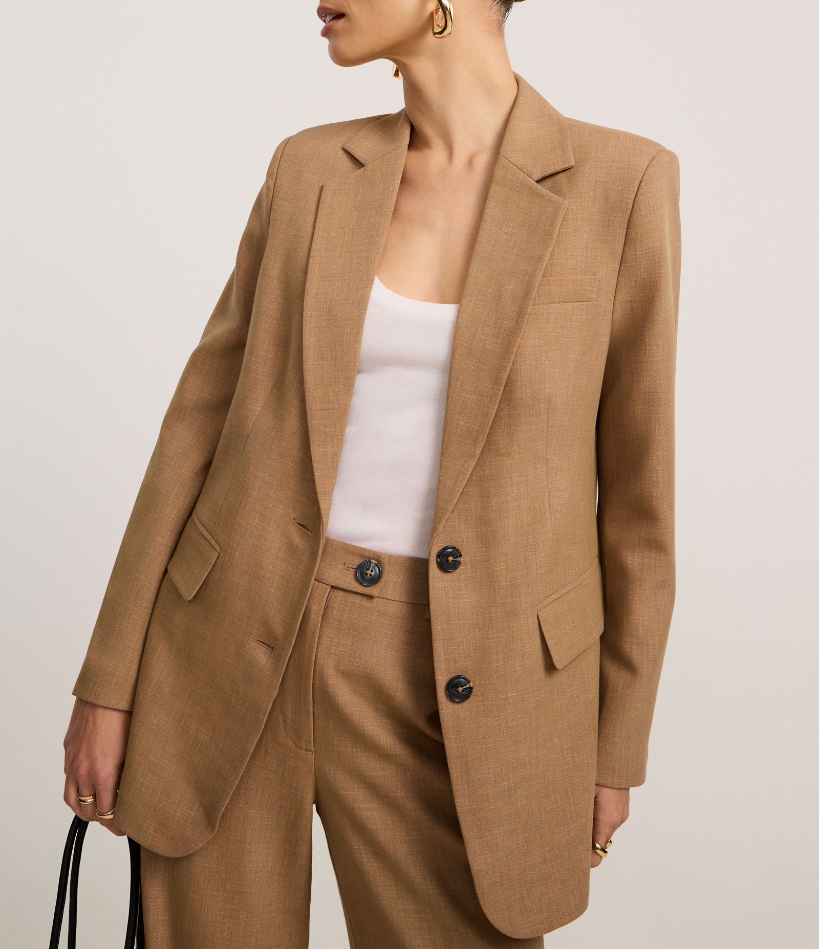 Blazer Comfort Alfaiatado com Lapelas e Linhas Pontilhadas Bege Escuro 4