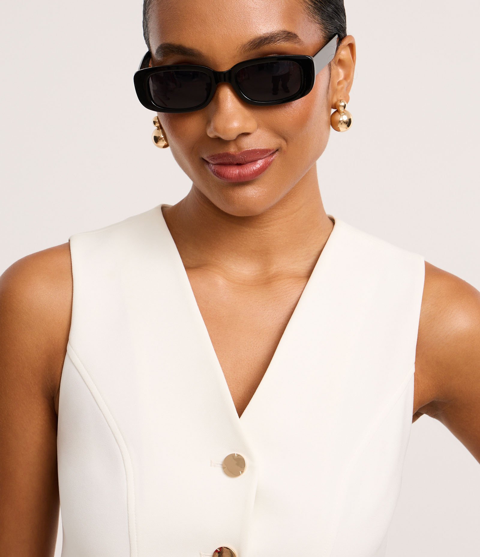 Colete em Crepe com Abotoamento e Decote V Branco 4