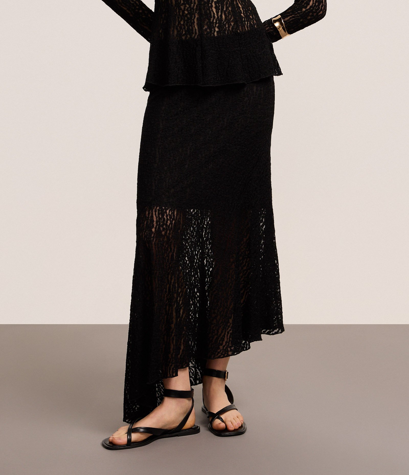 Saia New Midi em Renda com Barra Assimétrica Preto 2
