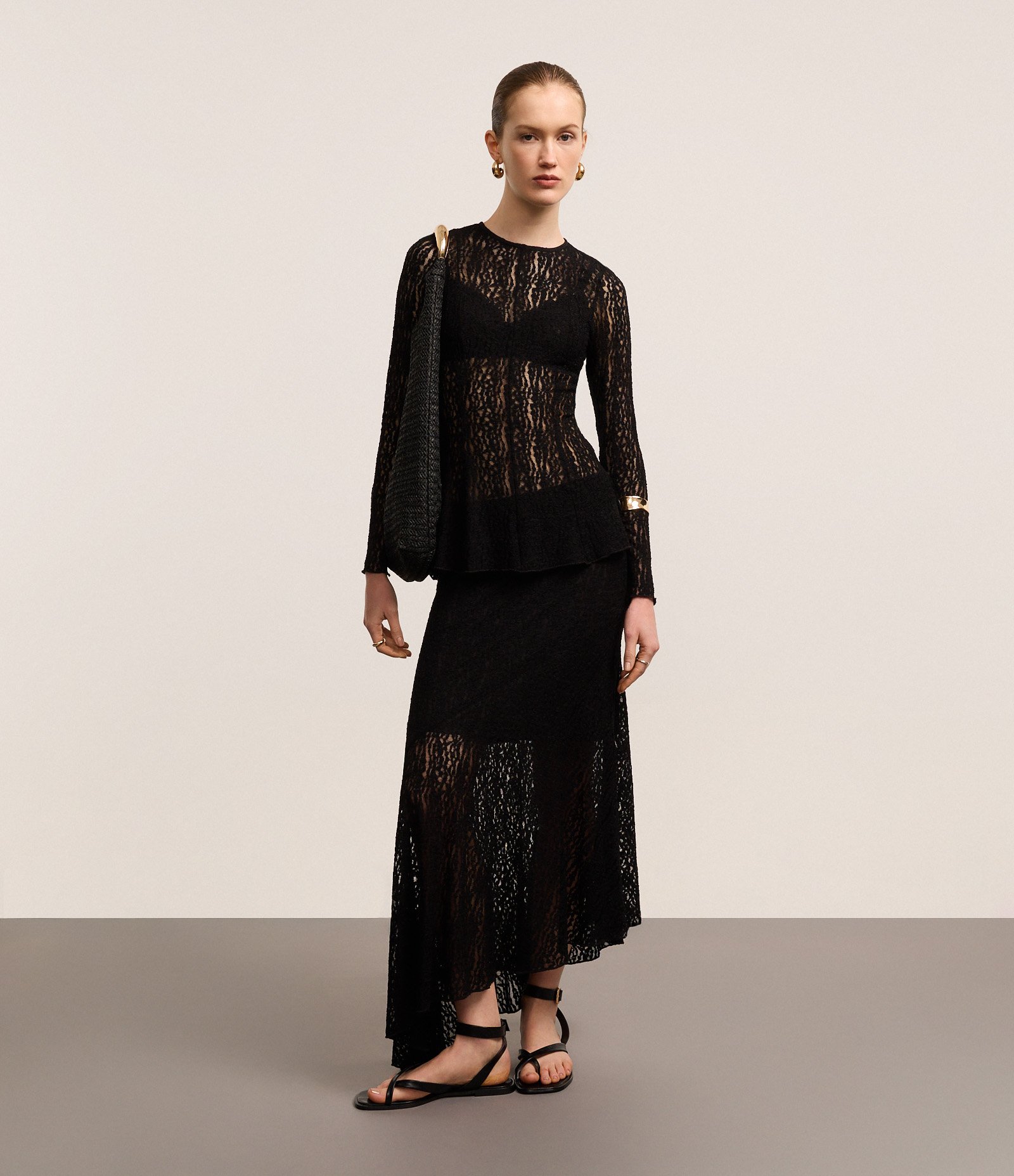 Saia New Midi em Renda com Barra Assimétrica Preto 3