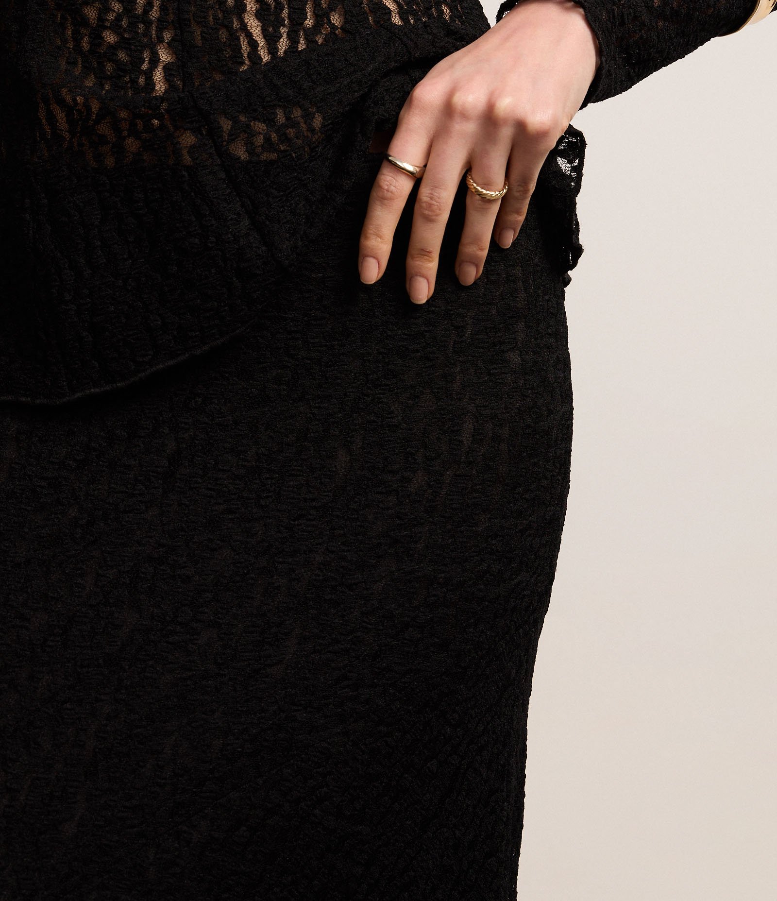 Saia New Midi em Renda com Barra Assimétrica Preto 4