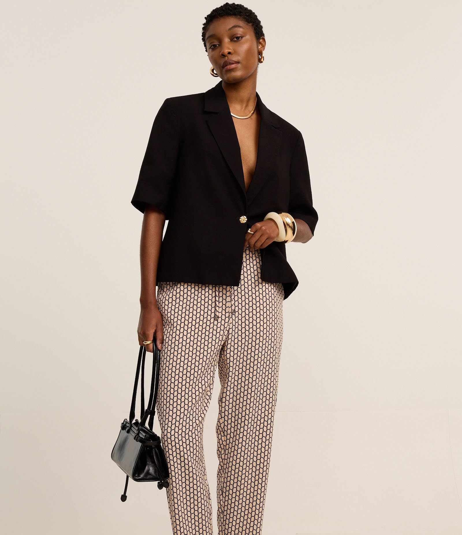 Calça Fluida em Crepe com Amarração e Estampa Geométrica Bege/Preto 2