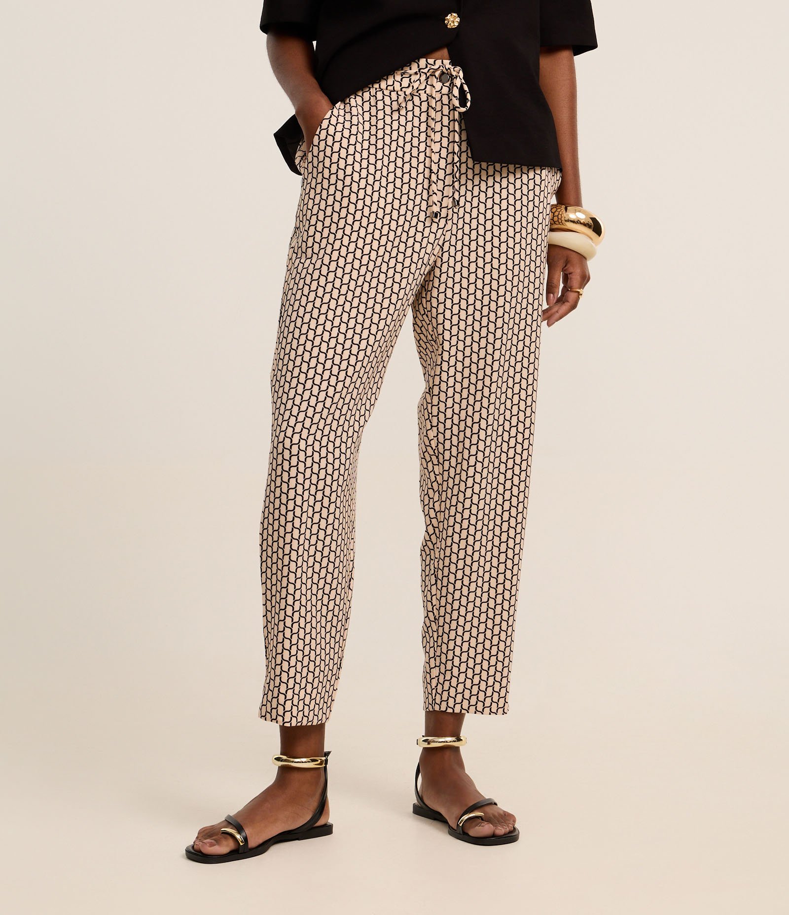 Calça Fluida em Crepe com Amarração e Estampa Geométrica Bege/Preto 3