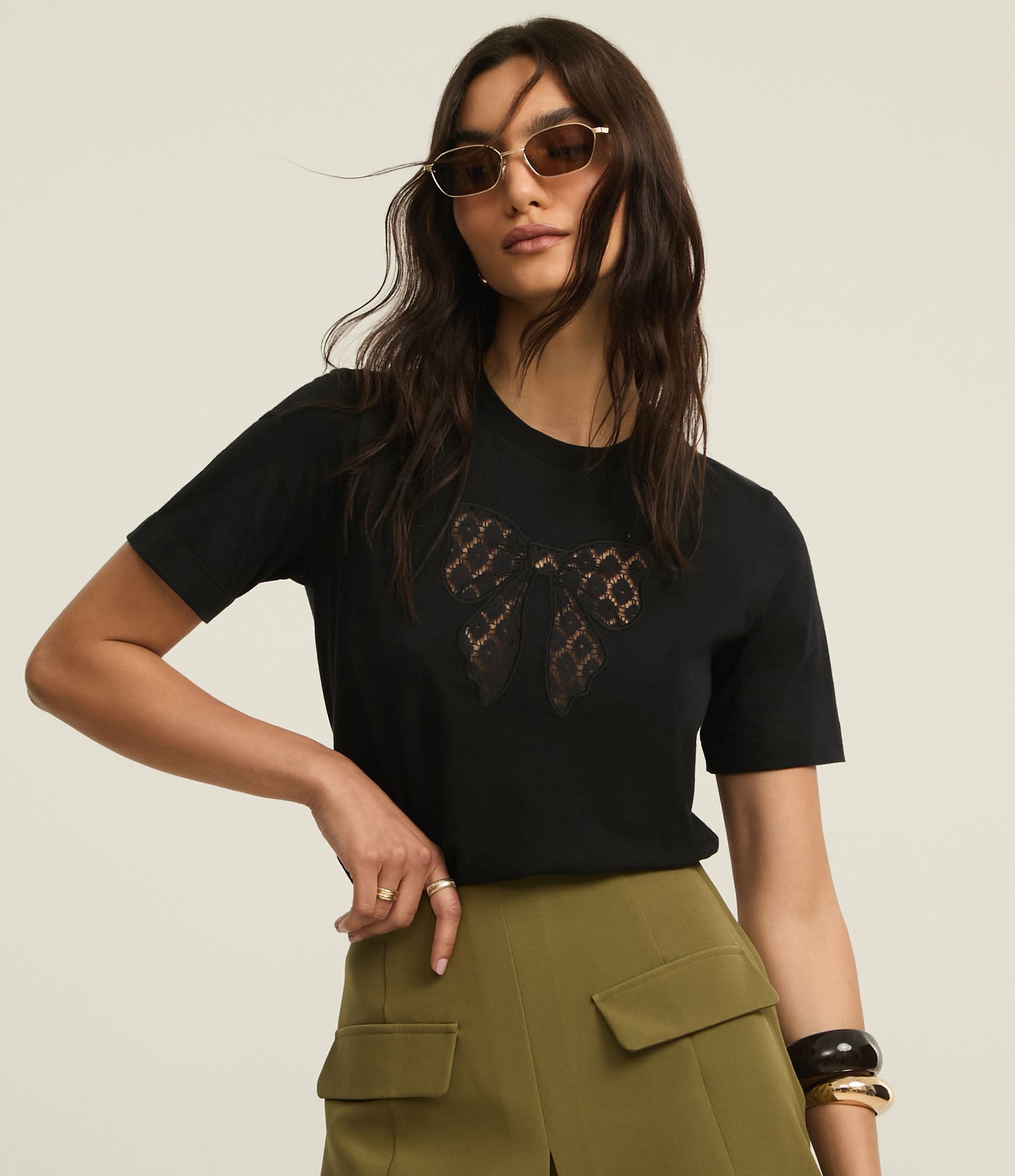 Blusa em Algodão com Laço Vazado e Flores de Renda Preto 1