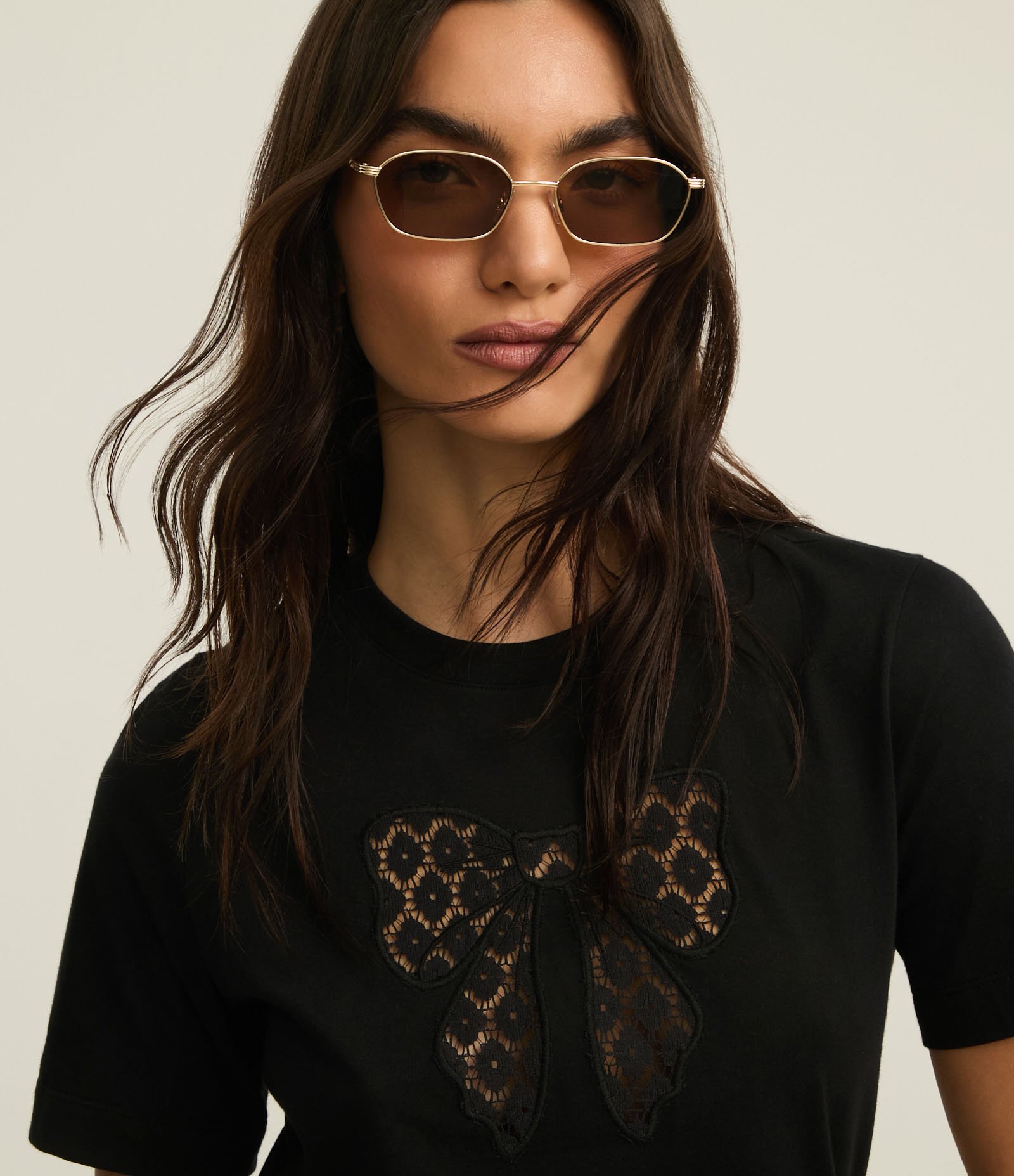 Blusa em Algodão com Laço Vazado e Flores de Renda Preto 3