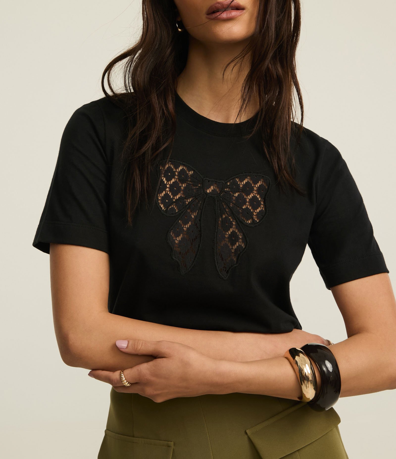 Blusa em Algodão com Laço Vazado e Flores de Renda Preto 4