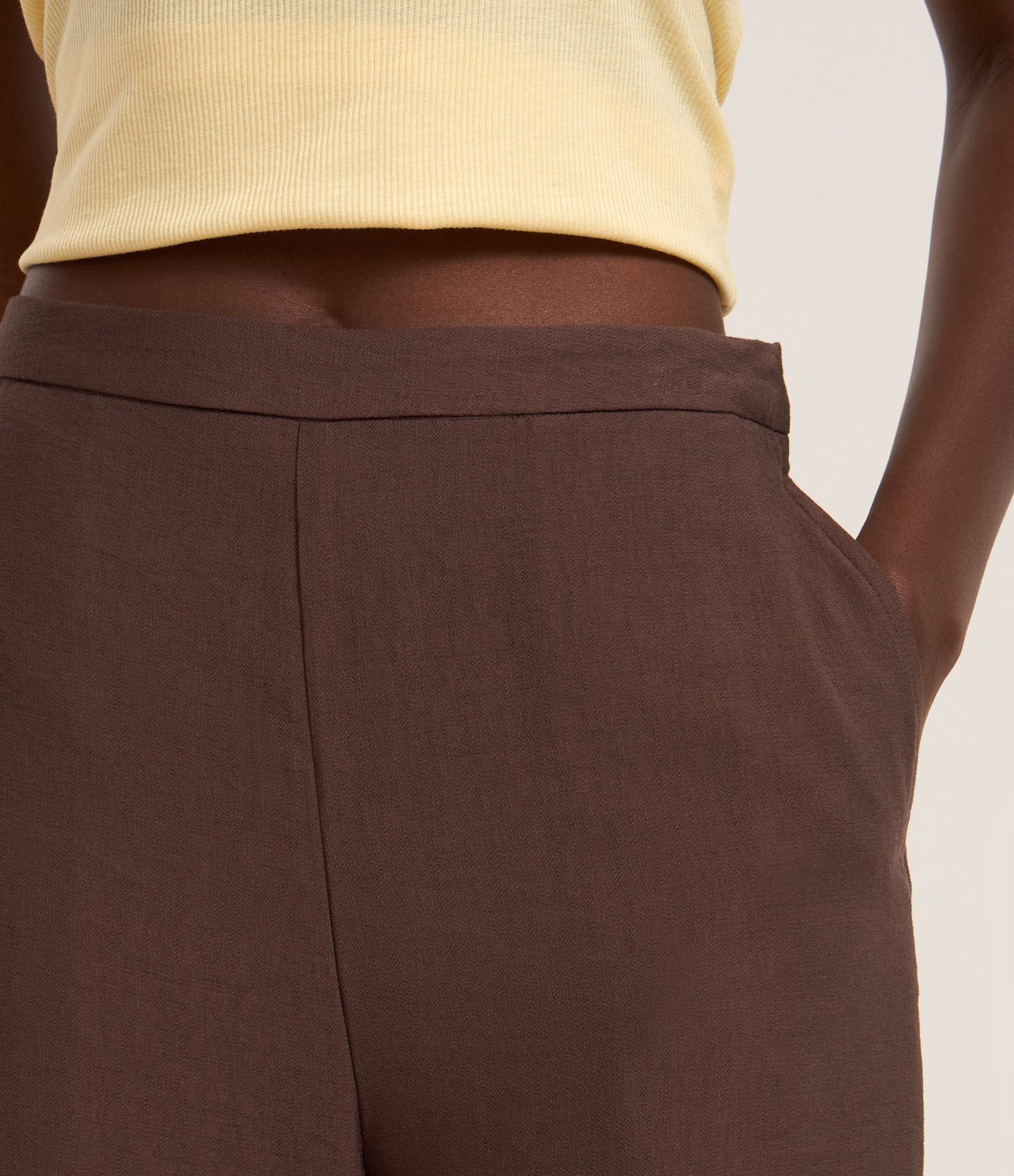 Calça Wide Leg Alfaiatada com Cintura Alta e Zíper Lateral Marrom 4