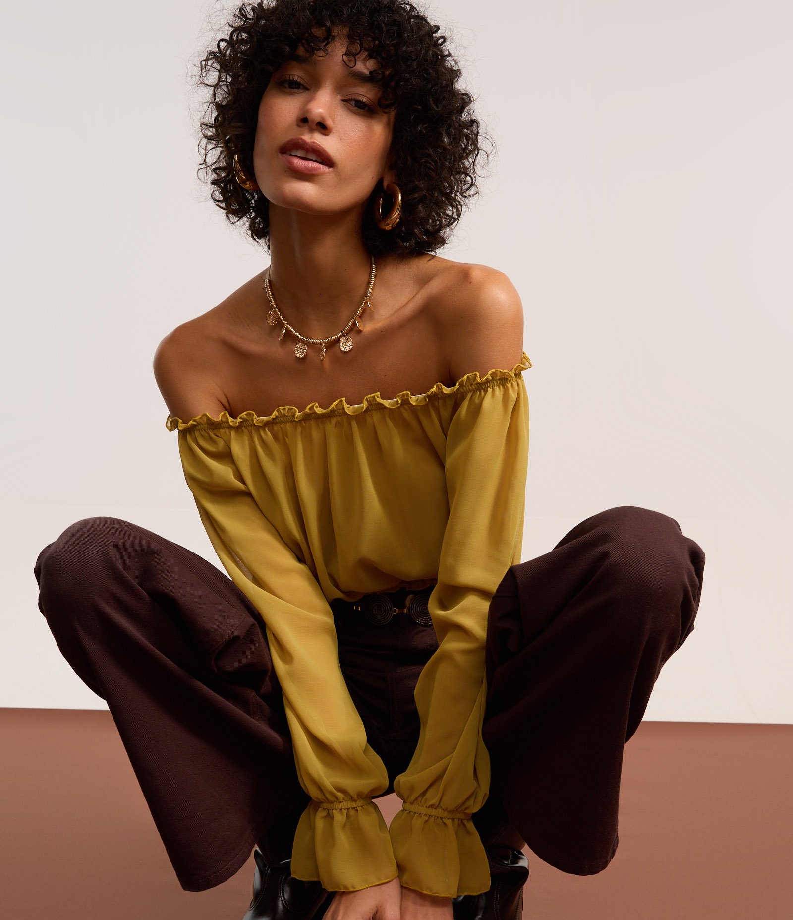 Blusa Cropped em Chiffon com Decote Ombro a Ombro Amarelo 5