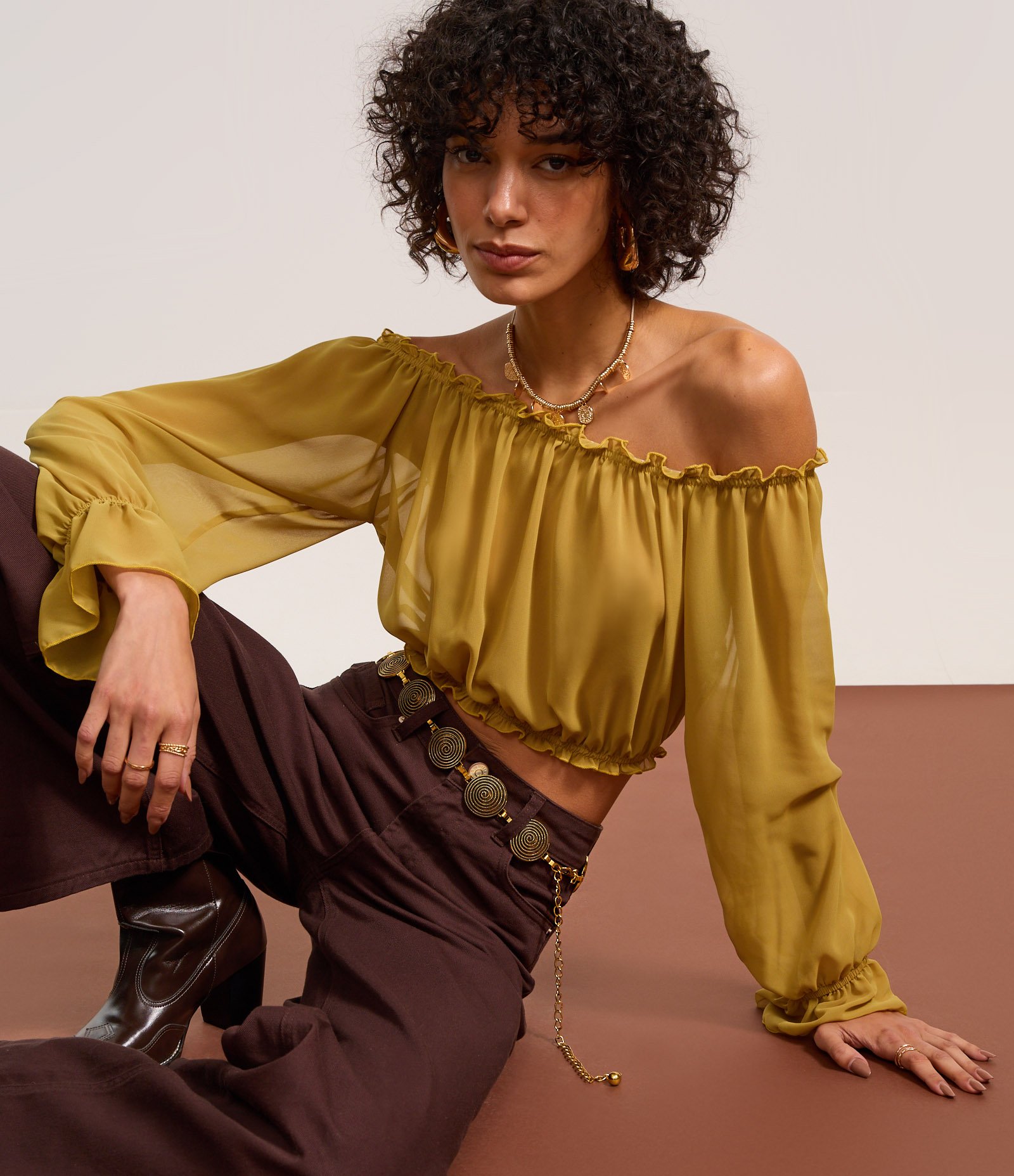 Blusa Cropped em Chiffon com Decote Ombro a Ombro Amarelo 7