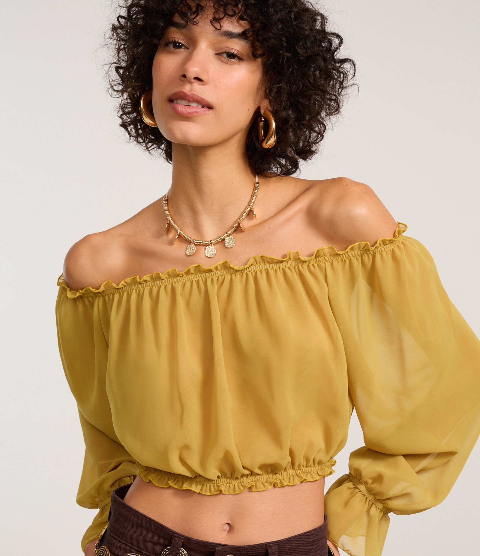 Blusa Cropped em Chiffon com Decote Ombro a Ombro Amarelo 3