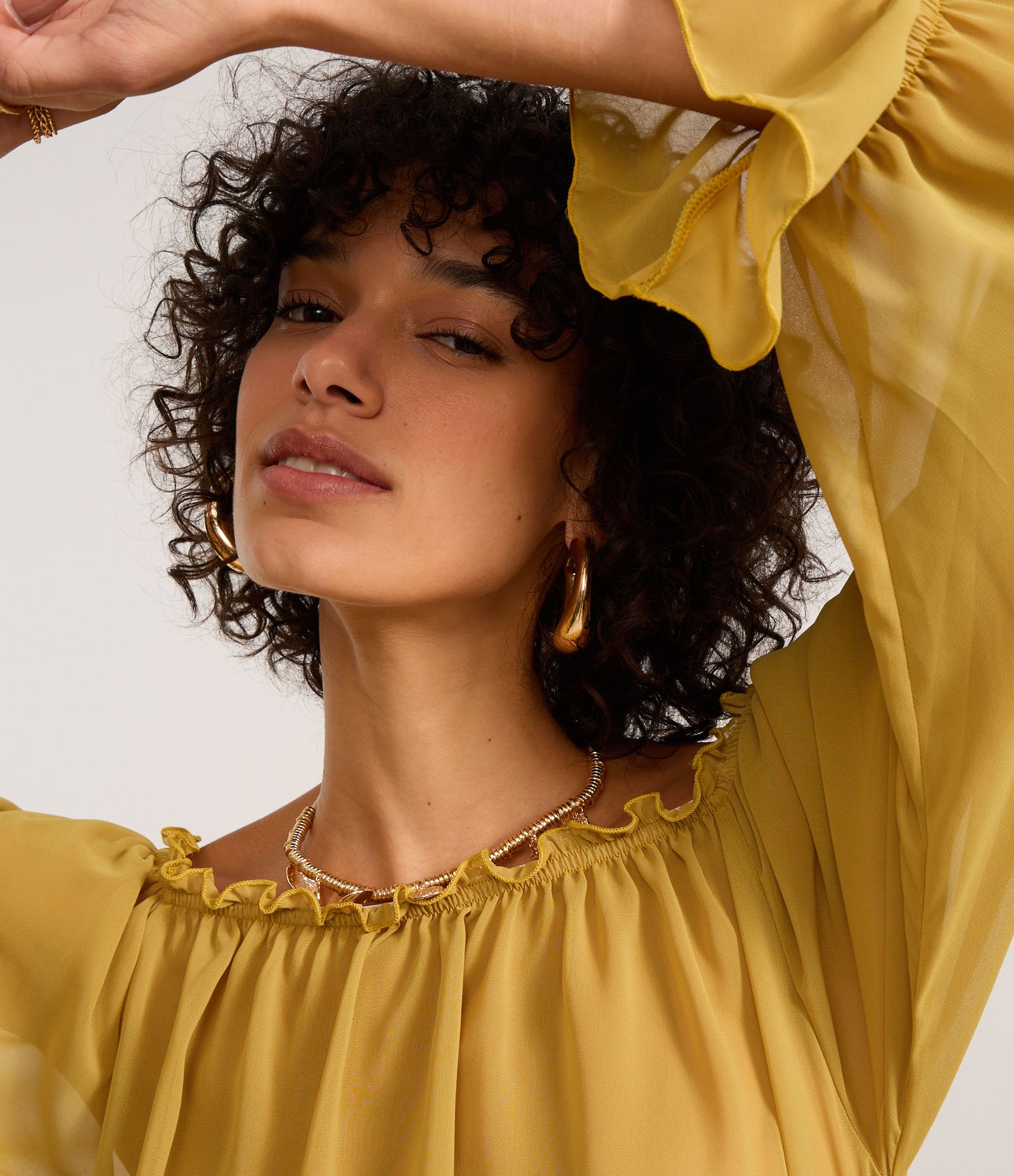 Blusa Cropped em Chiffon com Decote Ombro a Ombro Amarelo 4
