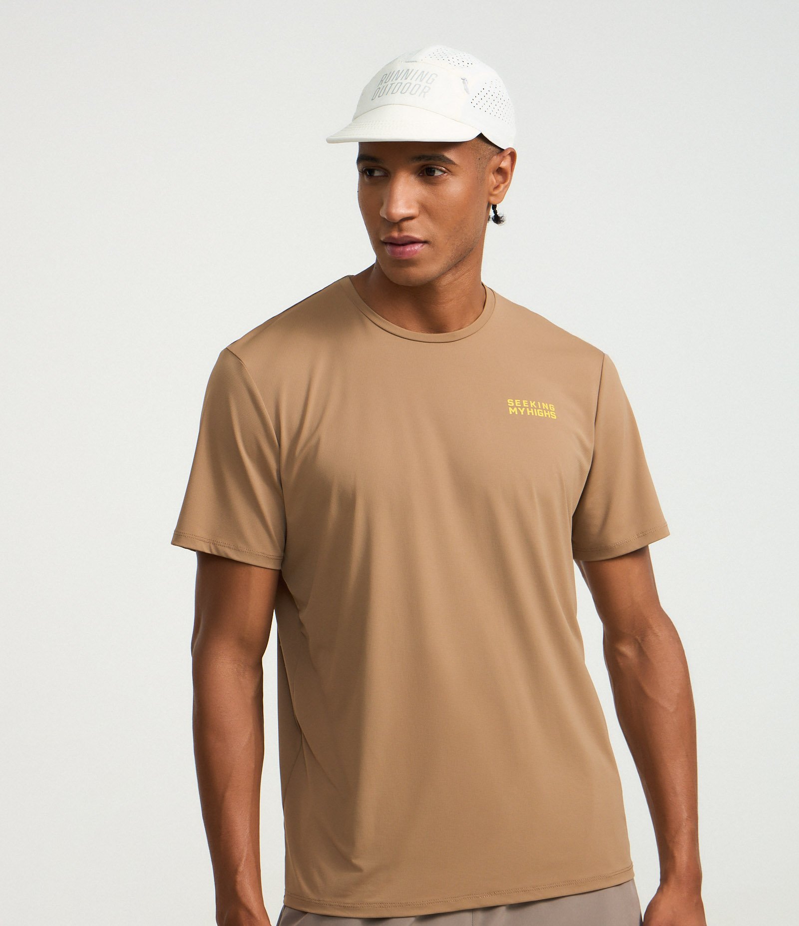 Camiseta Regular com Tecnologia Dry e Estampa Lettering Seeking My Highs Marrom 1