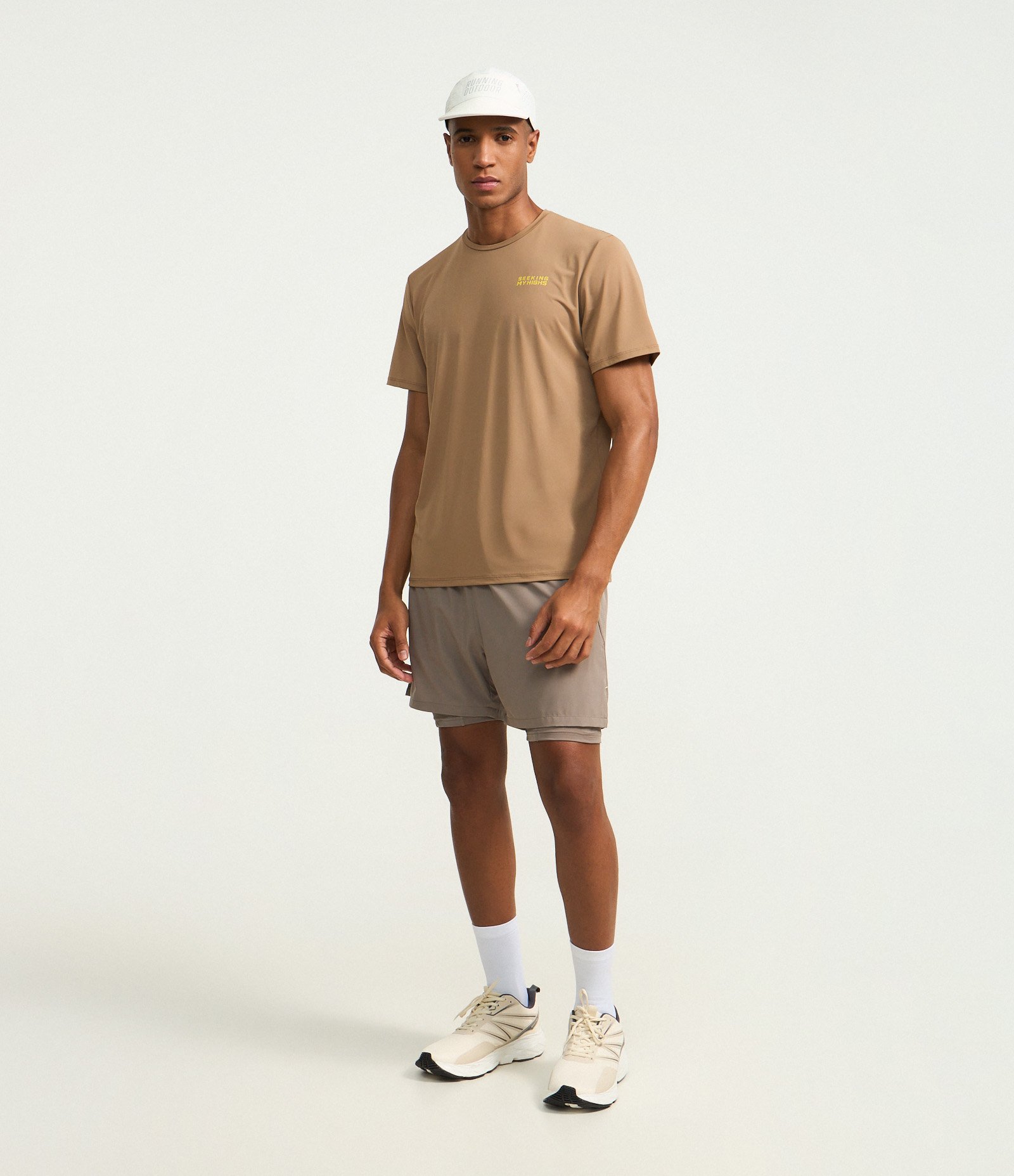 Camiseta Regular com Tecnologia Dry e Estampa Lettering Seeking My Highs Marrom 2