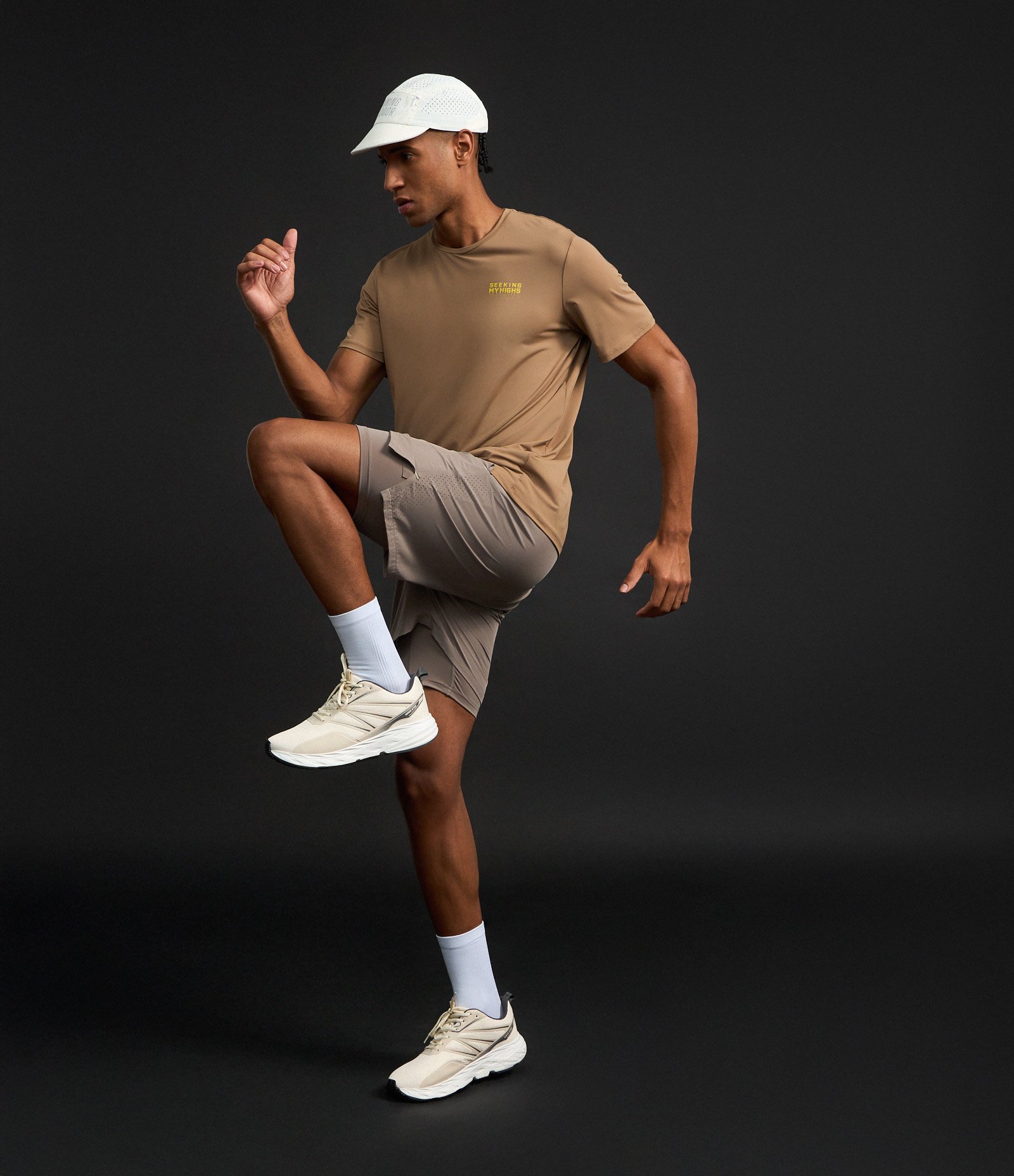 Camiseta Regular com Tecnologia Dry e Estampa Lettering Seeking My Highs Marrom 4