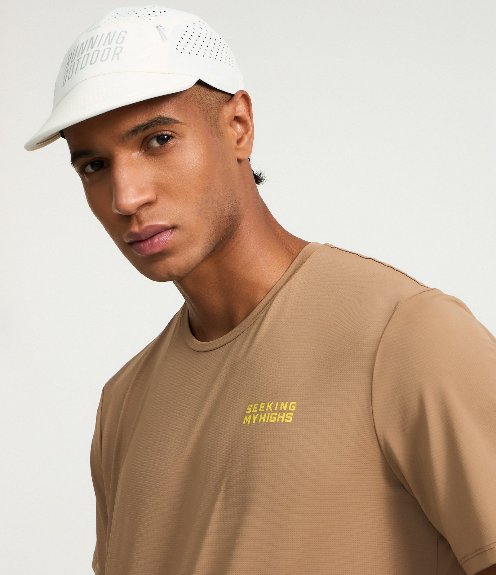 Camiseta Regular com Tecnologia Dry e Estampa Lettering Seeking My Highs Marrom 5