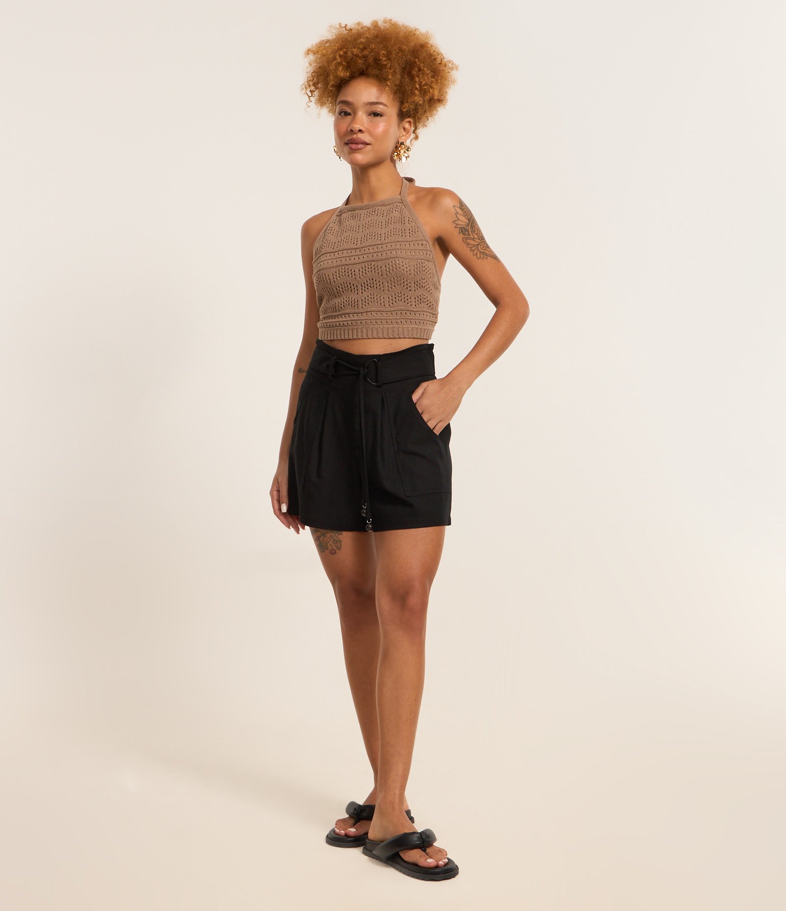 Short Cintura Alta em Viscolinho com Cinto e Amarração Preto 1